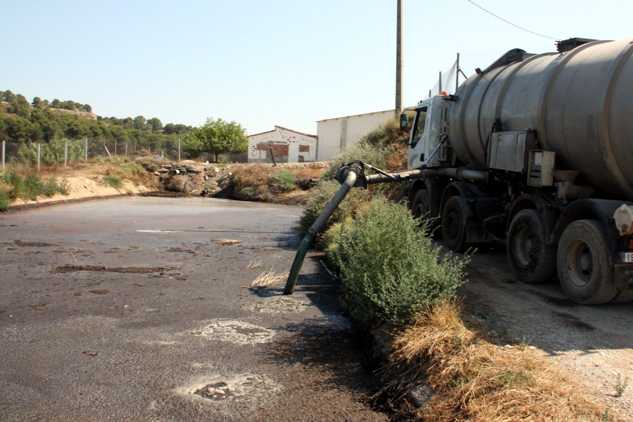 ACN / Un camió carregant purins d’una bassa en una explotació d’Alcarràs