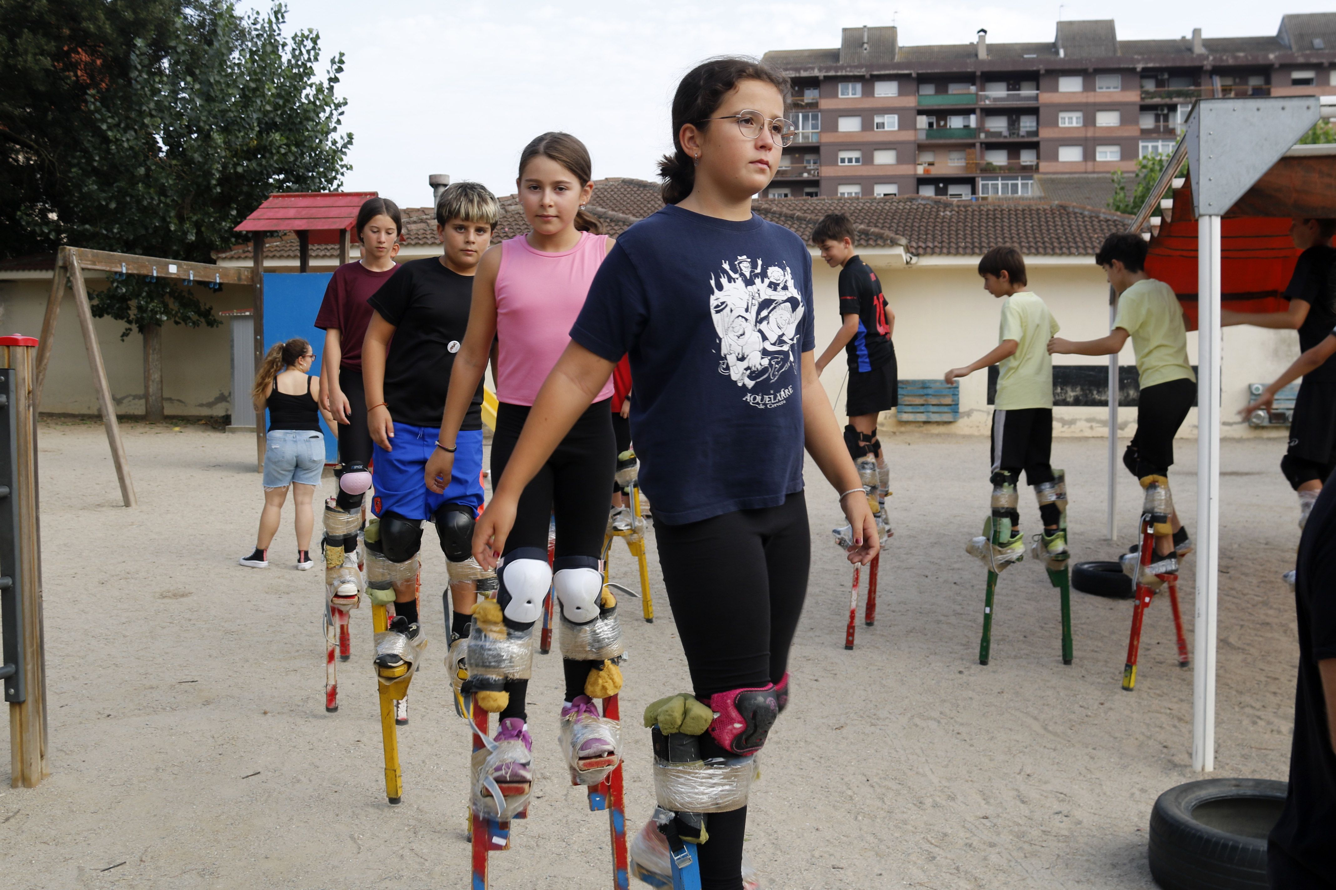ACN / Infants caminant amb xanques als tallers de l'Aquelarret de Cervera
