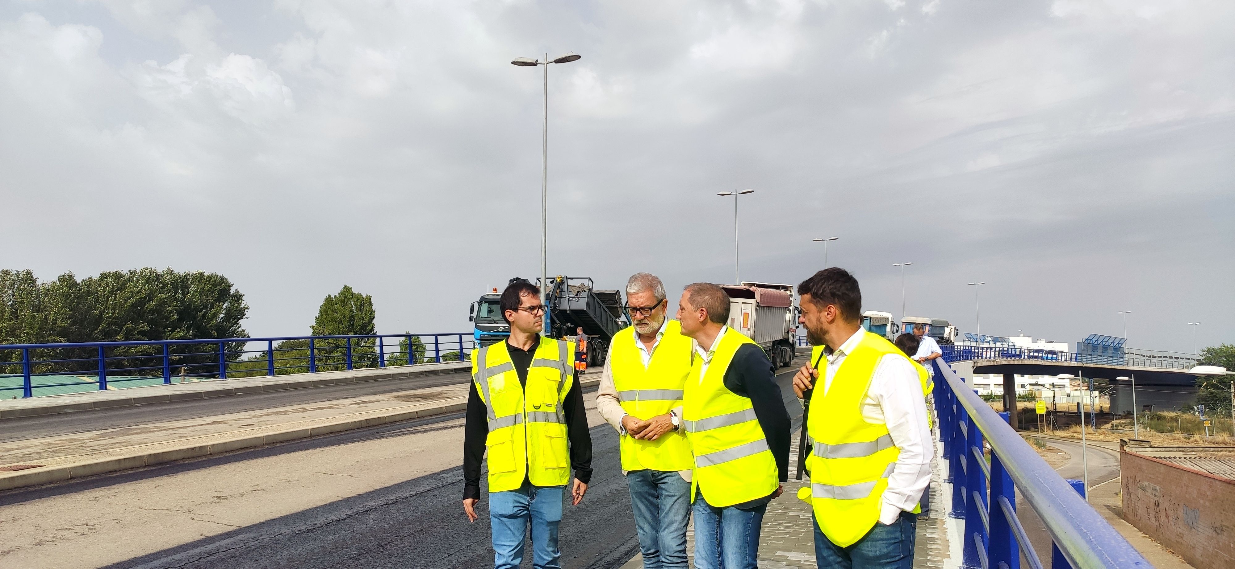 FOTO: D.H. / El subdelegado del Gobierno en Lleida, José Crespín, junto con el alcalde de Lleida, Fèlix Larrosa, el teniente de alcalde, Carlos Enjuanes, y un técnico de Adif