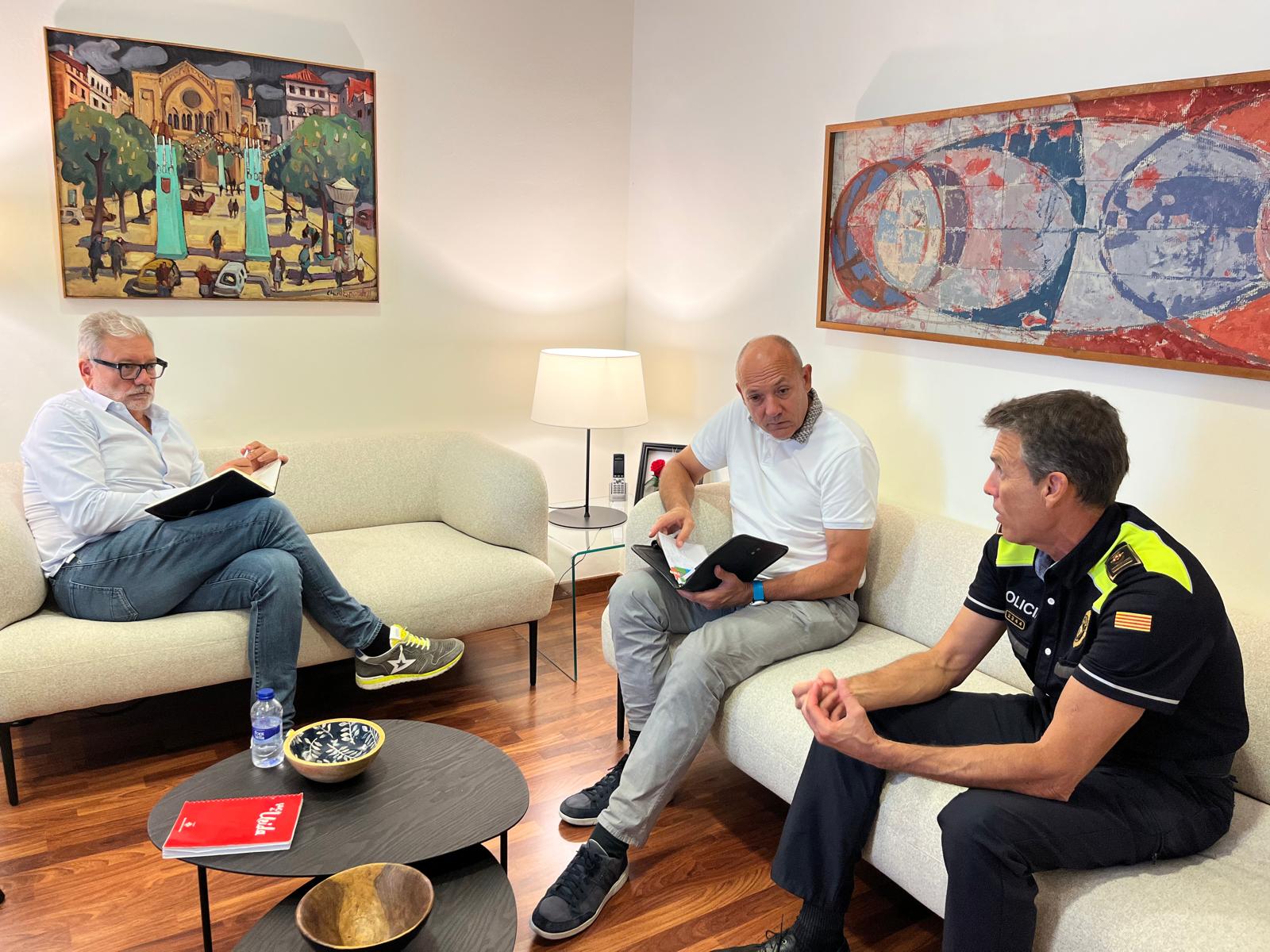 L'alcalde, Fèlix Larrosa, s'ha reunit amb el secretari general de la Federació d’Hostaleria de Lleida, Ramon Solsona i l'intendent en cap de la Guàrdia Urbana, Josep Ramon Mallada