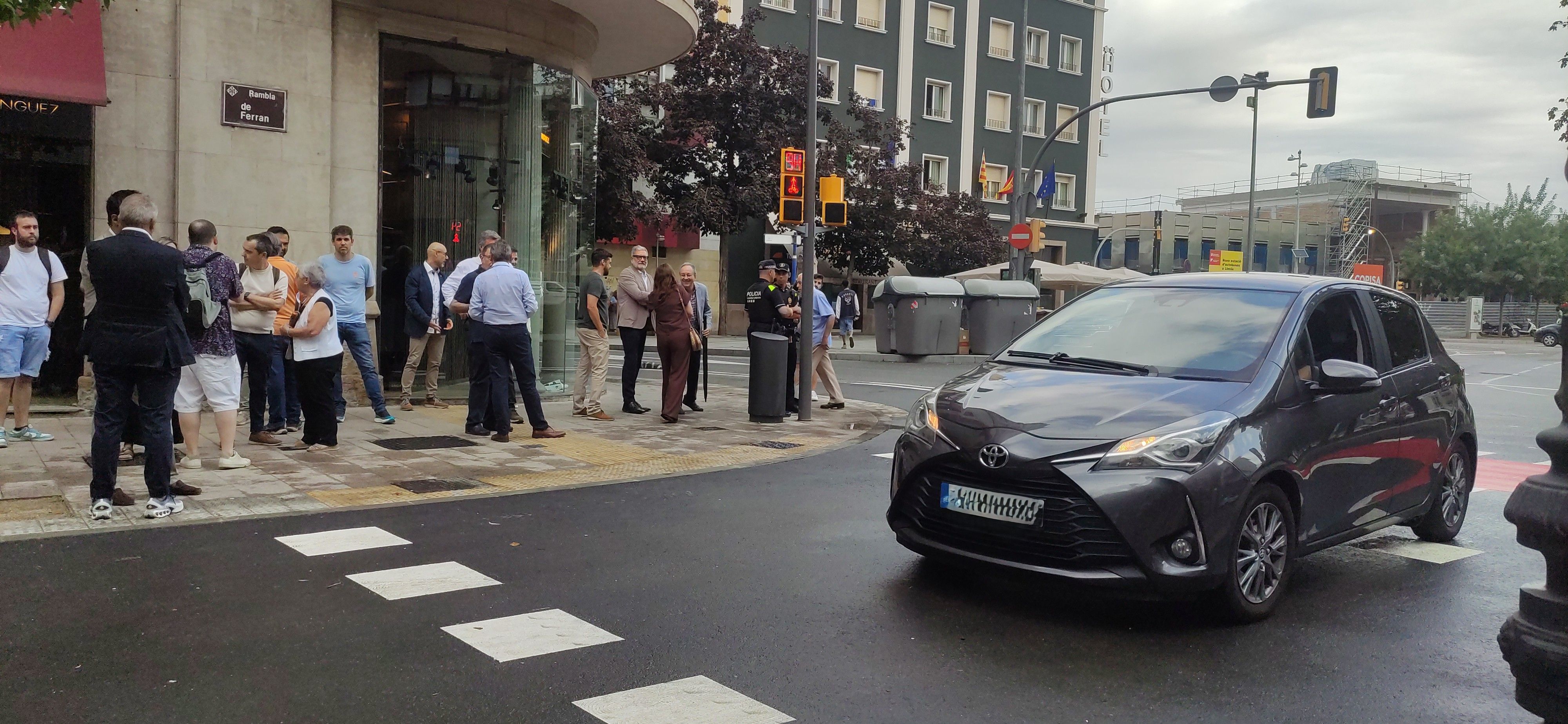 FOTO: D.H. / El primer vehicle en travessar la nova Rambla Ferran de Lleida
