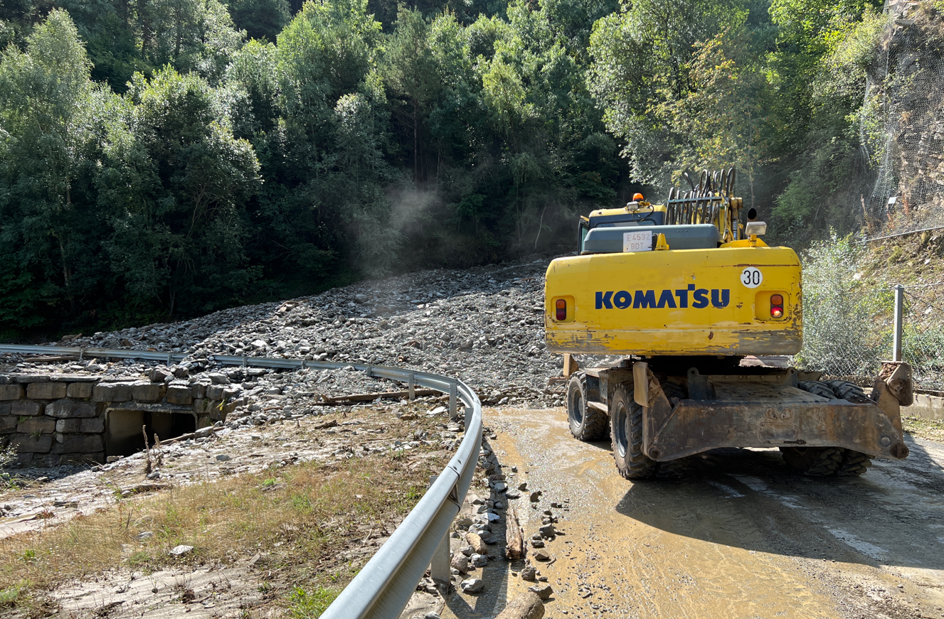 ACN / Una màquina treballant per retirar el material caigut en una esllavissada a la carretera d'accés a Port Ainé