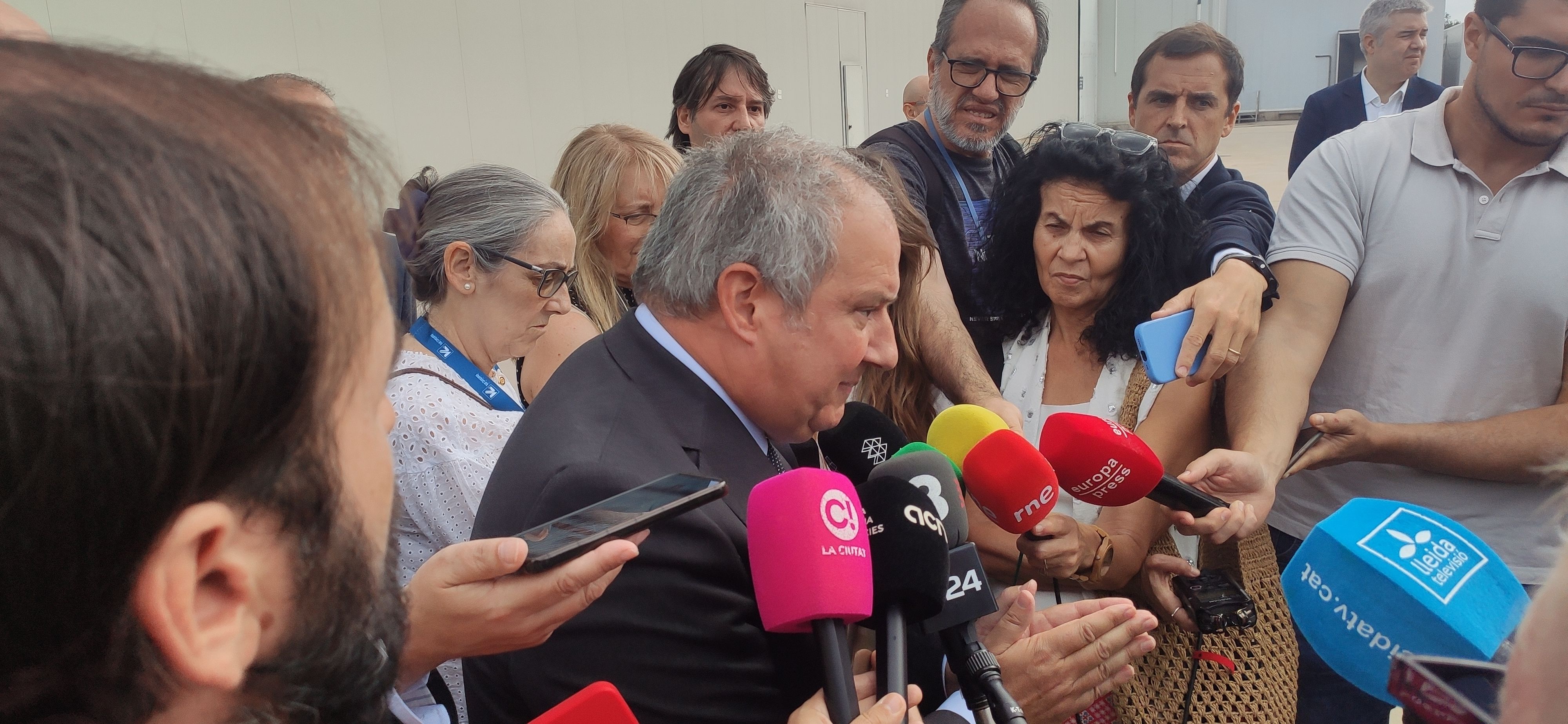FOTO: D.H. / El ministre d'Indústria i Turisme, Jordi Hereu, durant l'atenció a mitjans a Lleida