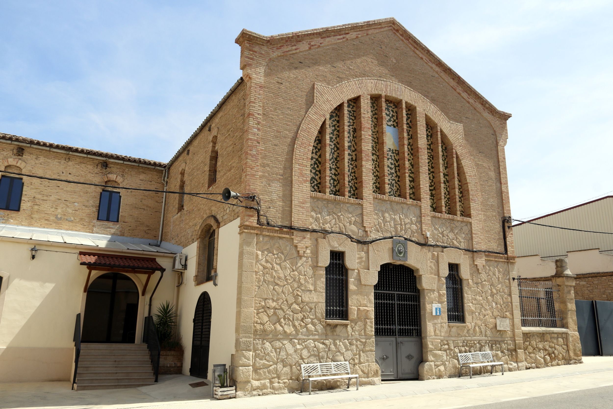 ACN / Façana de la Cooperativa l'Arbequina d'Arbeca, del 1919 i obra de Cèsar Martinell