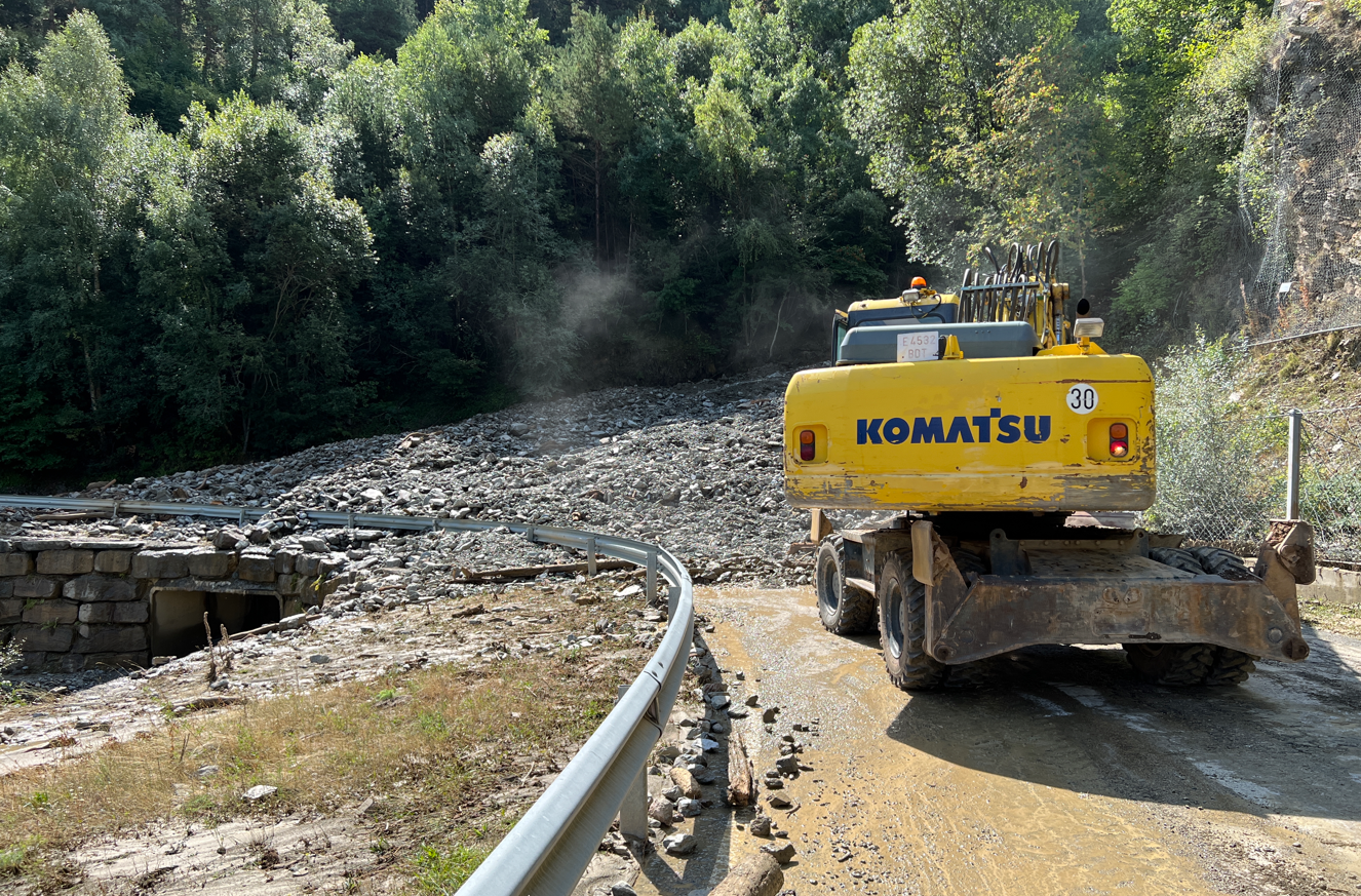 ACN / Una máquina trabajando para retirar el material caído en un desprendimiento en la carretera de acceso a Port Ainé