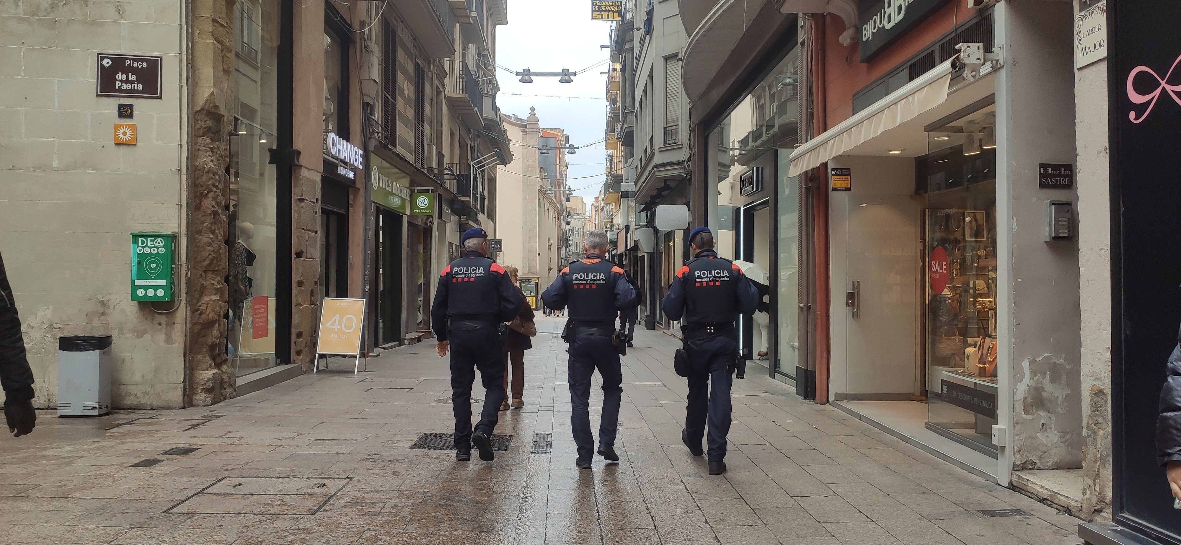 FOTO: D.H. / Imatge d'arxiu d'una patrulla dels Mossos d'Esquadra passejant per l'Eix Comercial de Lleida