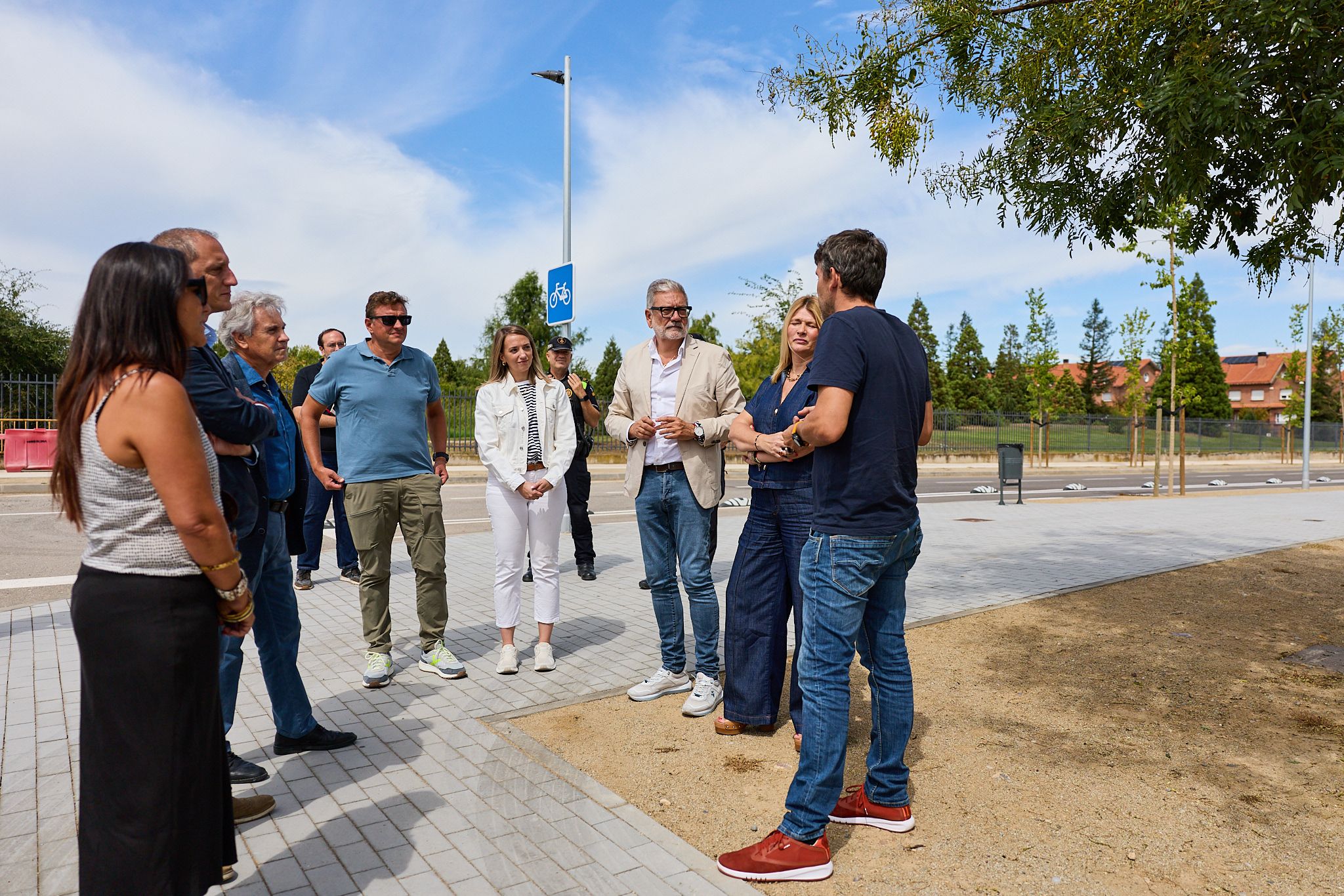 El alcalde de Lleida, Fèlix Larrosa, y la teniente de alcalde y concejala de Agenda Urbana, Begoña Iglesias, con vecinos y vecinas de Ciutat Jardí durante la visita de finalización de la obra