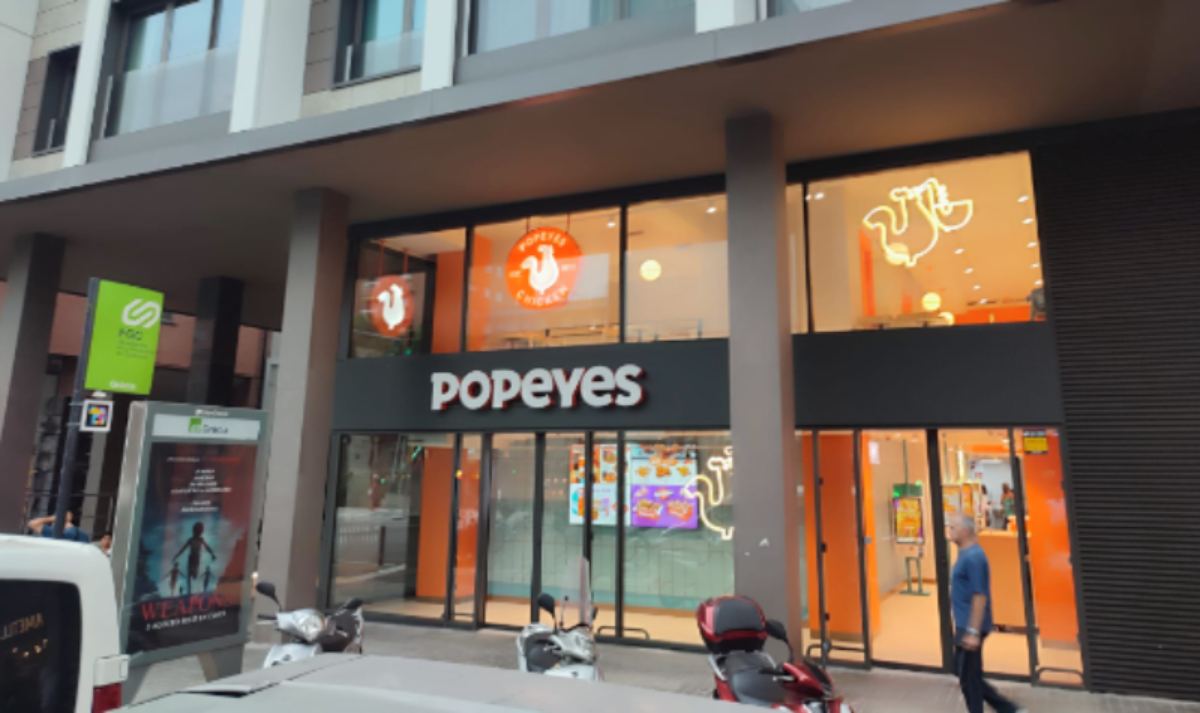 Façana d'un restaurant Popeyes a Barcelona Façana d'un restaurant Popeyes a Barcelona