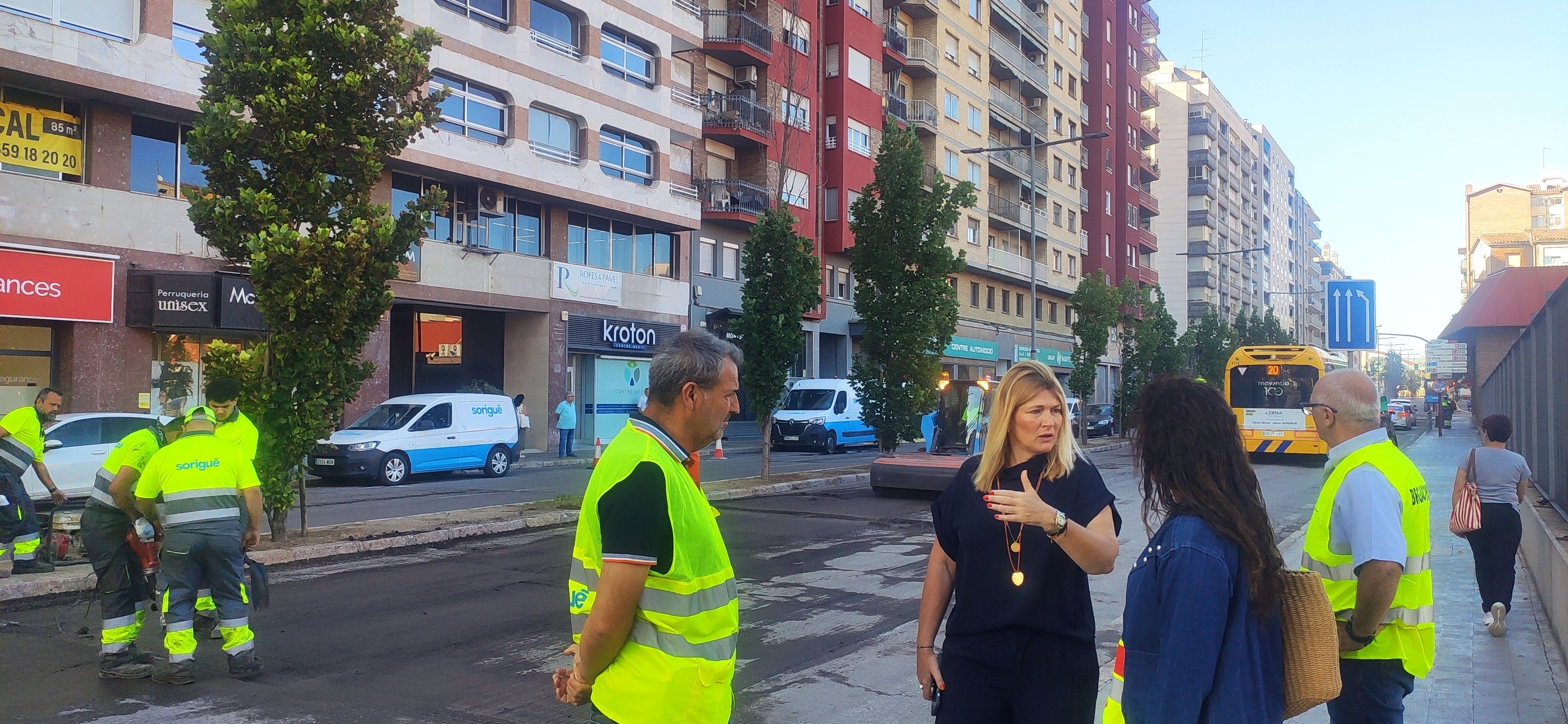 FOTO: D.H. / La teniente de alcalde, Begoña Iglesias, hoy durante la visita a la avenida de Madrid