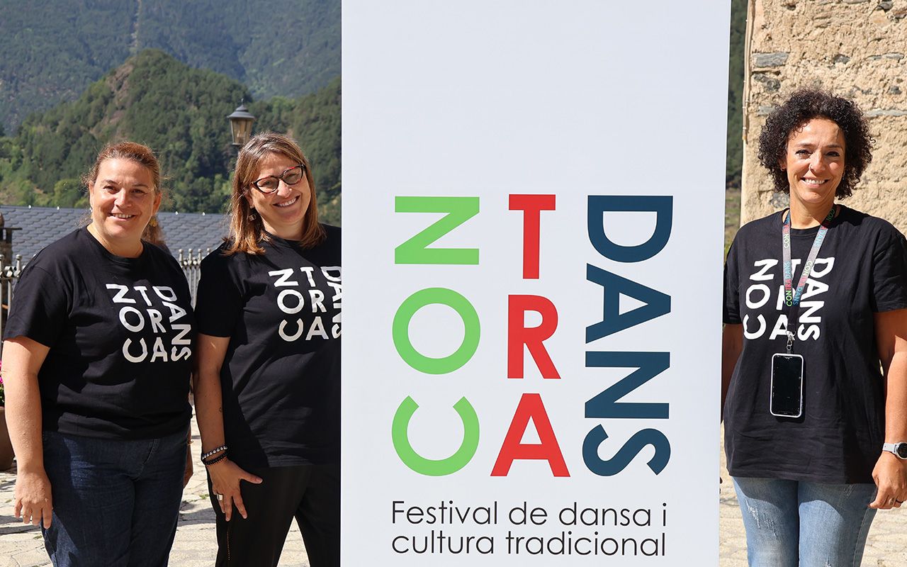 Meritxell Rabadà, Sandra Tudó y Marta Closa con el cartel de este año del Festival de danza y cultura tradicional Contradans | FOTO: I.M. (ANA)