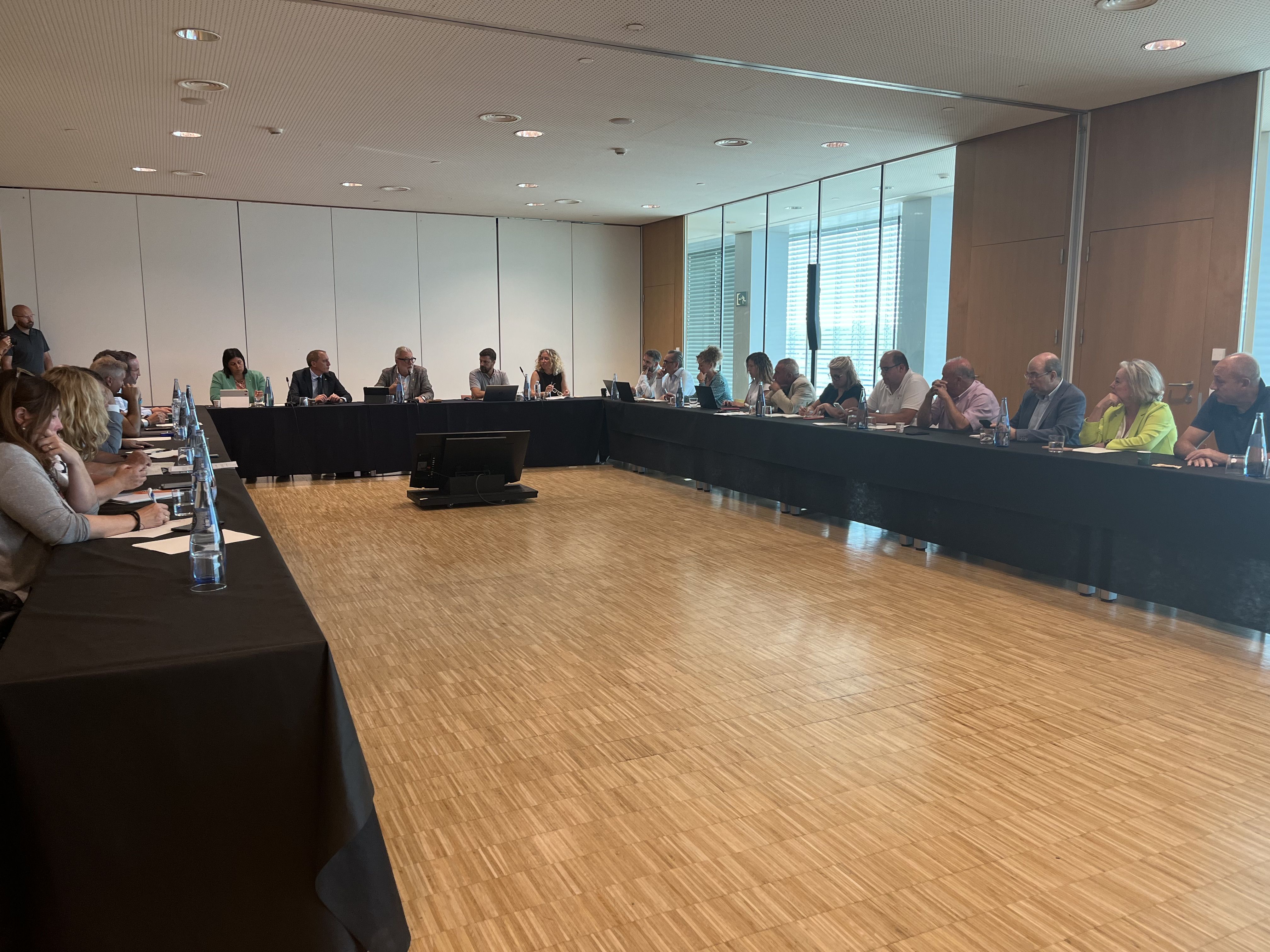 El paer en cap, Fèlix Larrosa, s’ha reunit amb el Fòrum Secore, integrat per agents socials i econòmics de les Terres de Lleida