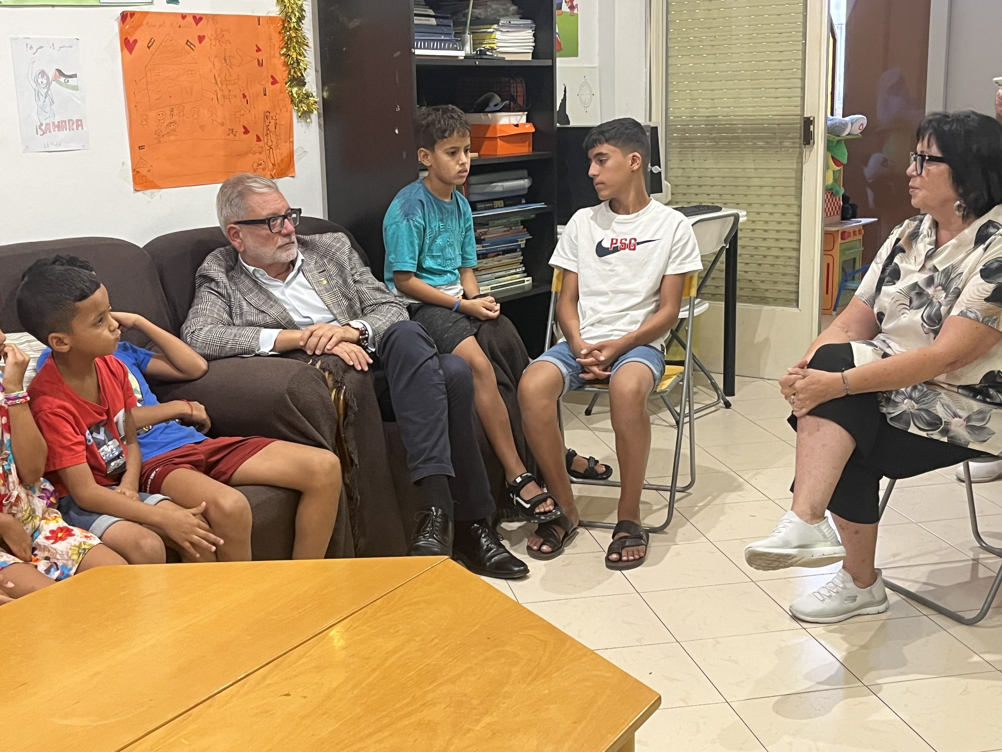 Larrosa conversa amb els infants sahrauís i la presidenta de l'entitat Lleida pels Refugiats, Pilar Sierra