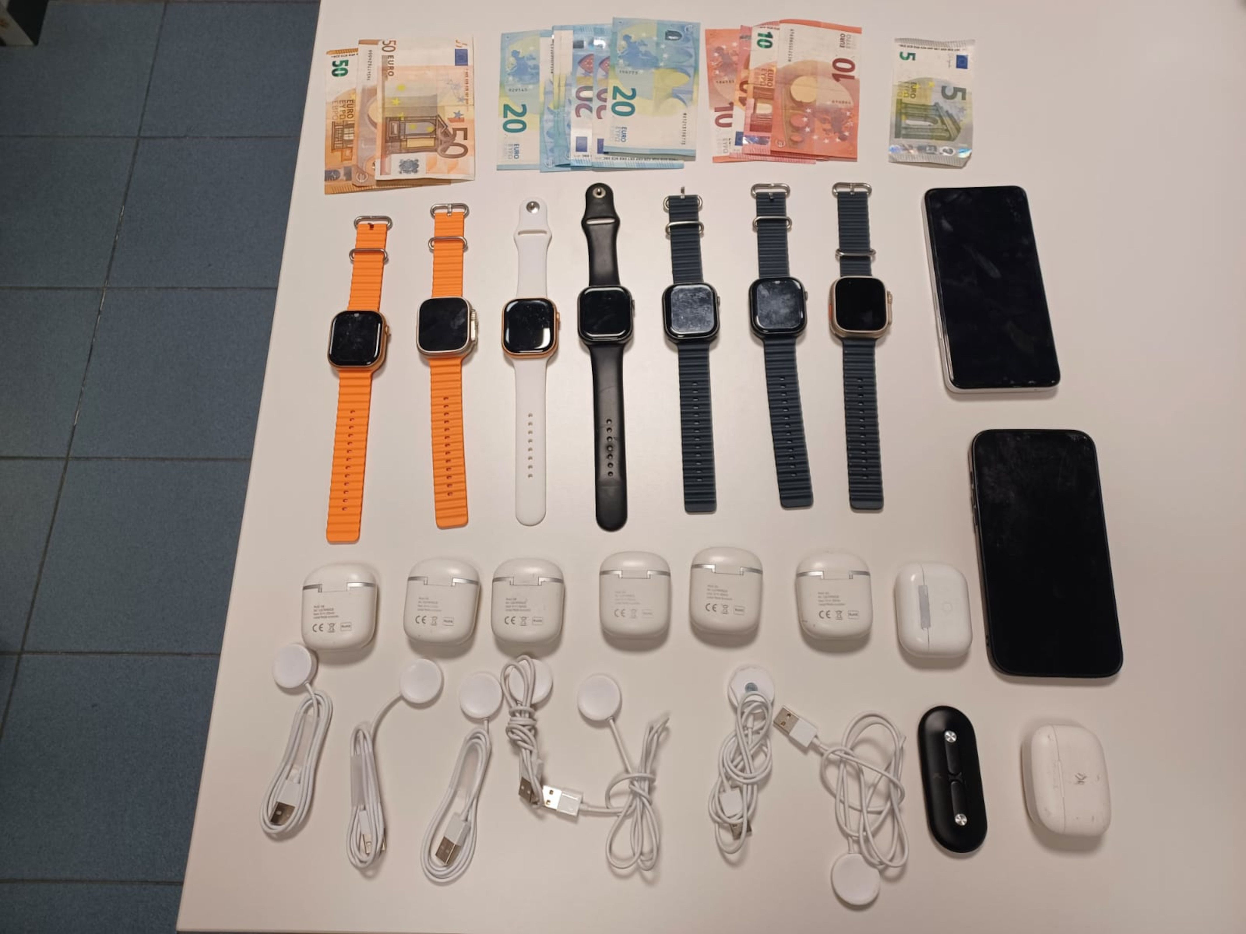 Mòbils, rellotges intel·ligents i auriculars que el detingut portava al vehicle en el moment de la detenció
