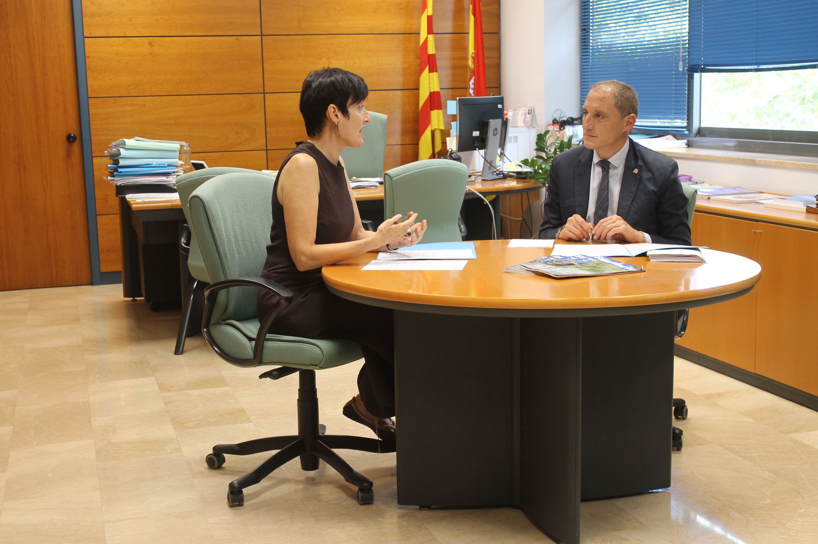 Imatge de la reunió entre el subdelegat del Govern a Lleida, José Crespín, i la directora provincial d’aquest organisme públic, M. José Soler.