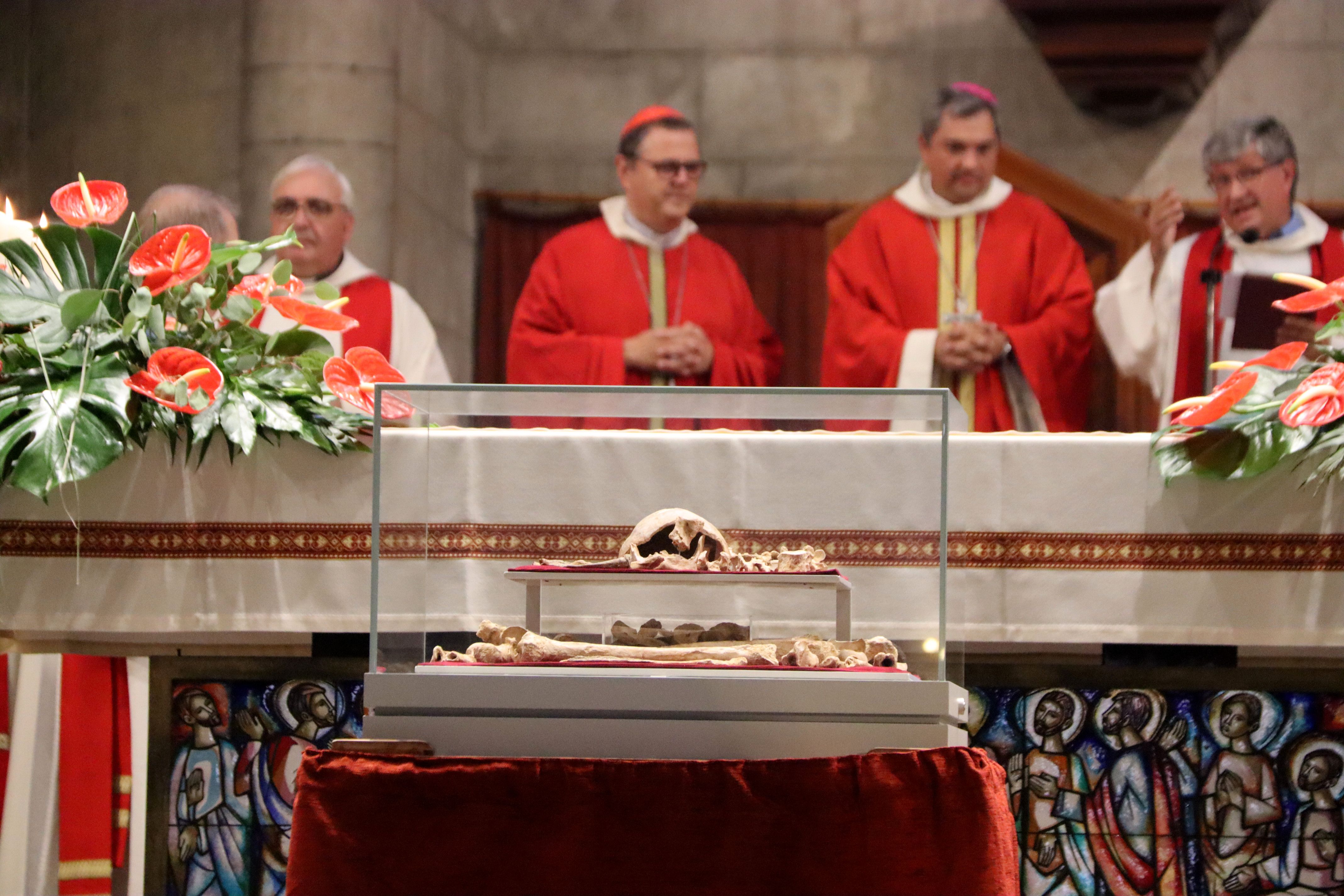 Les relíquies de Sant Fèlix presidint l'eucaristia Les relíquies de Sant Fèlix presidint l'eucaristia