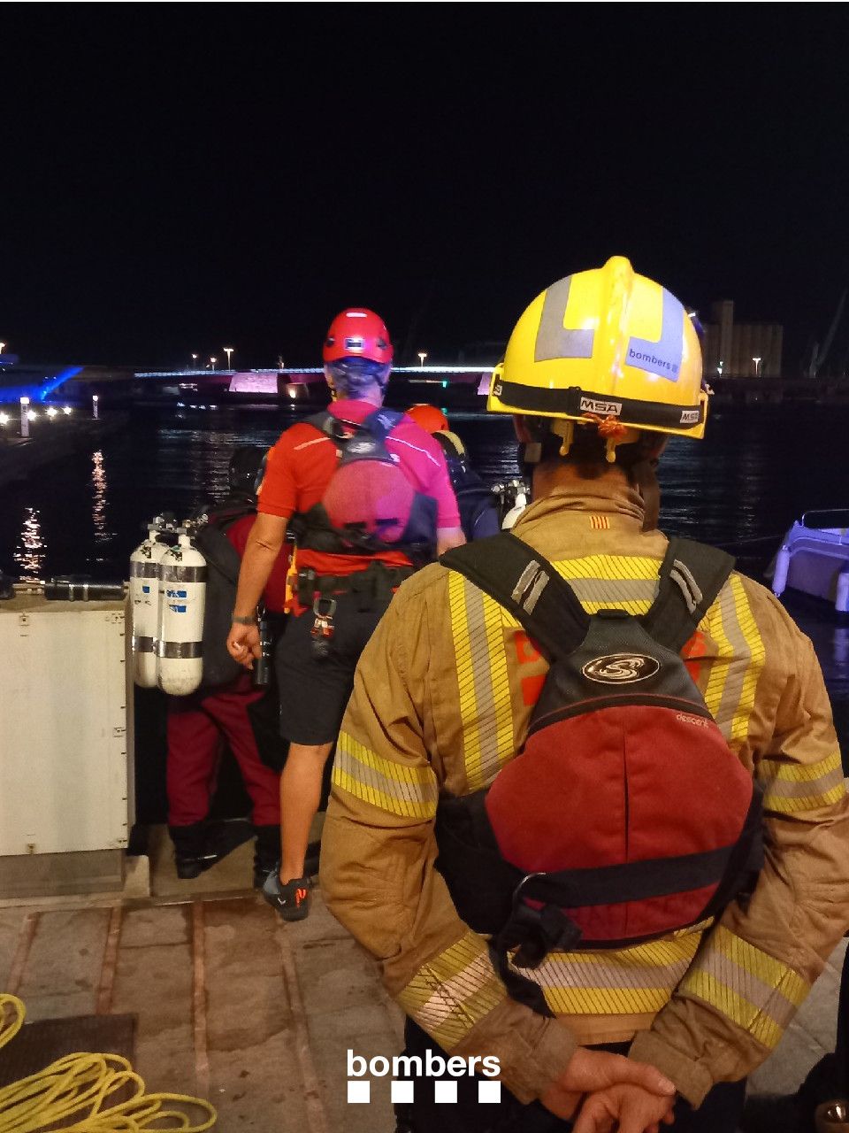 Dispositiu de rescat per una persona desapareguda a l'aigua del Port de Tarragona Dispositiu de rescat per una persona desapareguda a l'aigua del Port de Tarragona