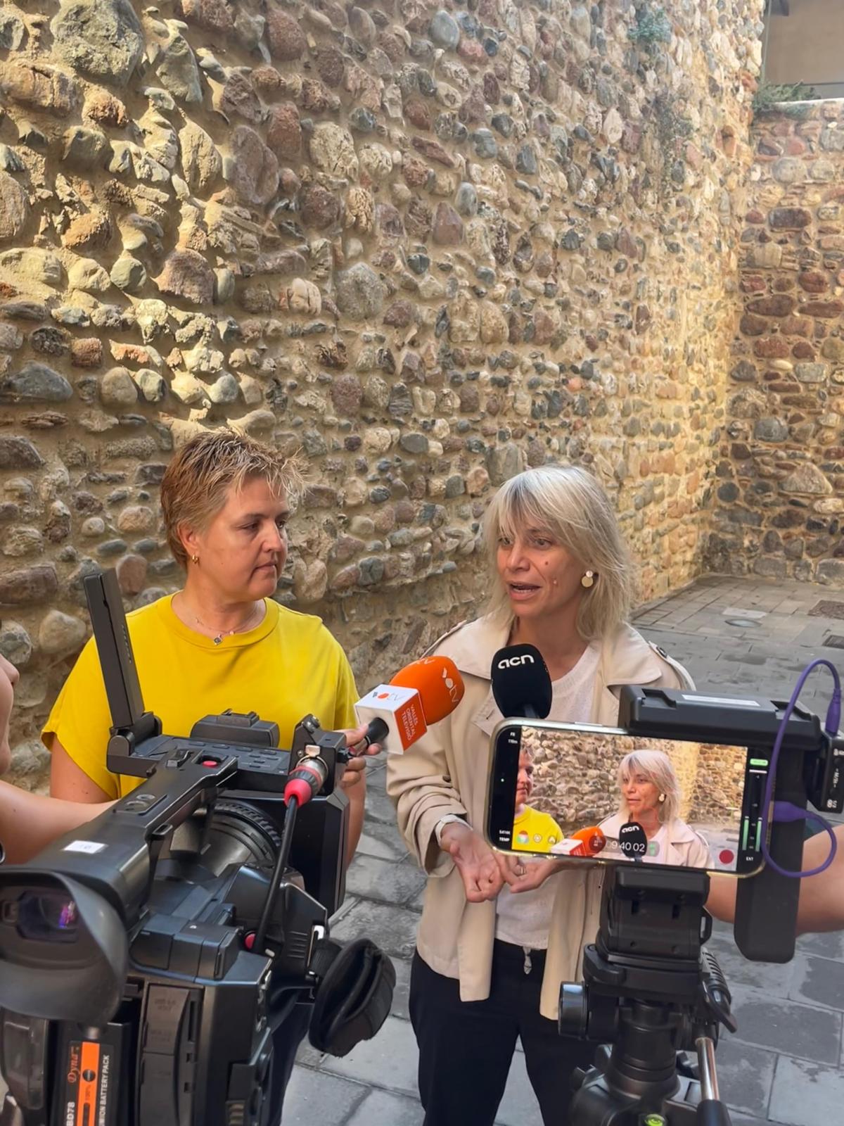 L'alcaldessa de Granollers, Alba Barnusell, i la regidora d'Obres, Gemma Giménez, en una atenció als mitjans de comunicació davant de les muralles L'alcaldessa de Granollers, Alba Barnusell, i la regidora d'Obres, Gemma Giménez, en una atenció als mitjans de comunicació davant de les muralles