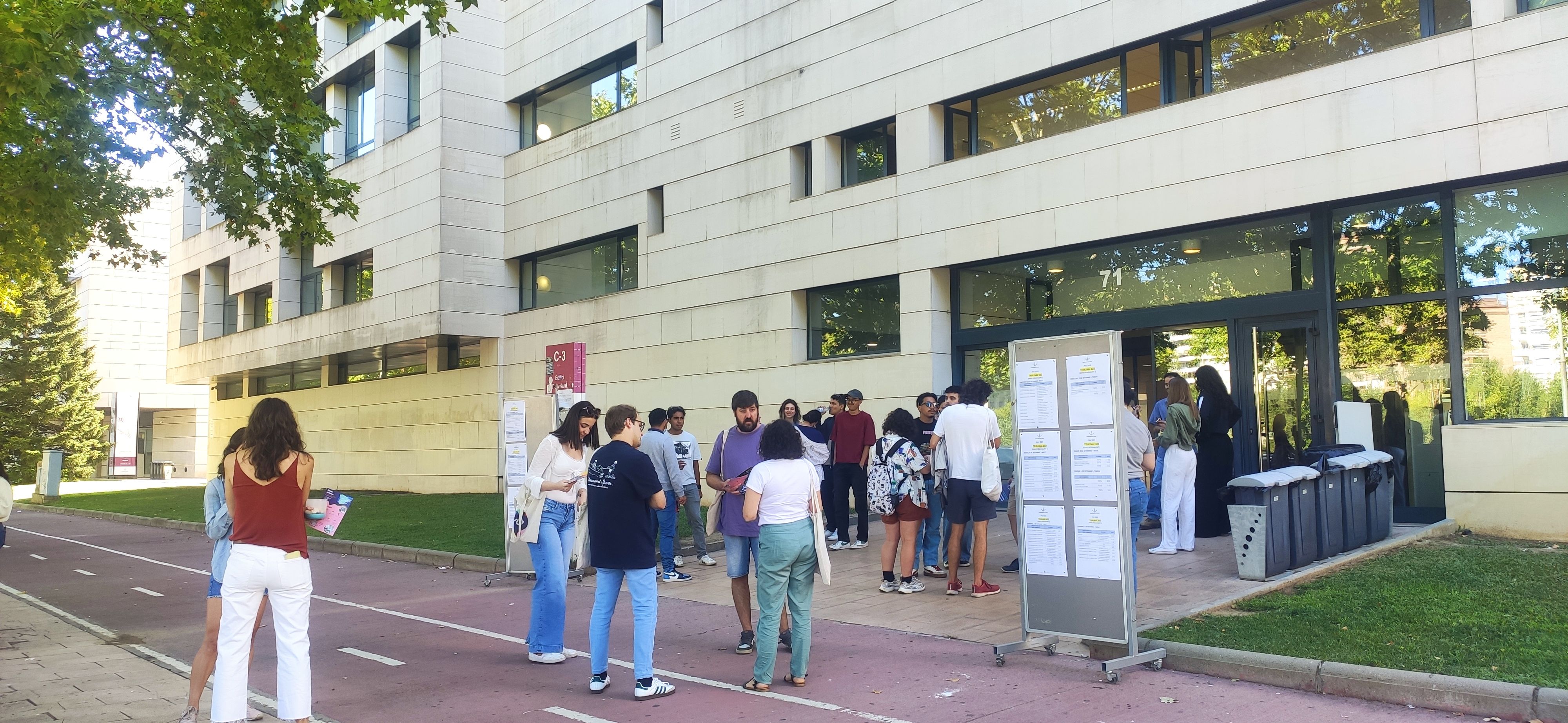 FOTO: D.H. / Diversos estudiants esperen fora de l'edifici polivalent de la Universitat de Lleida
