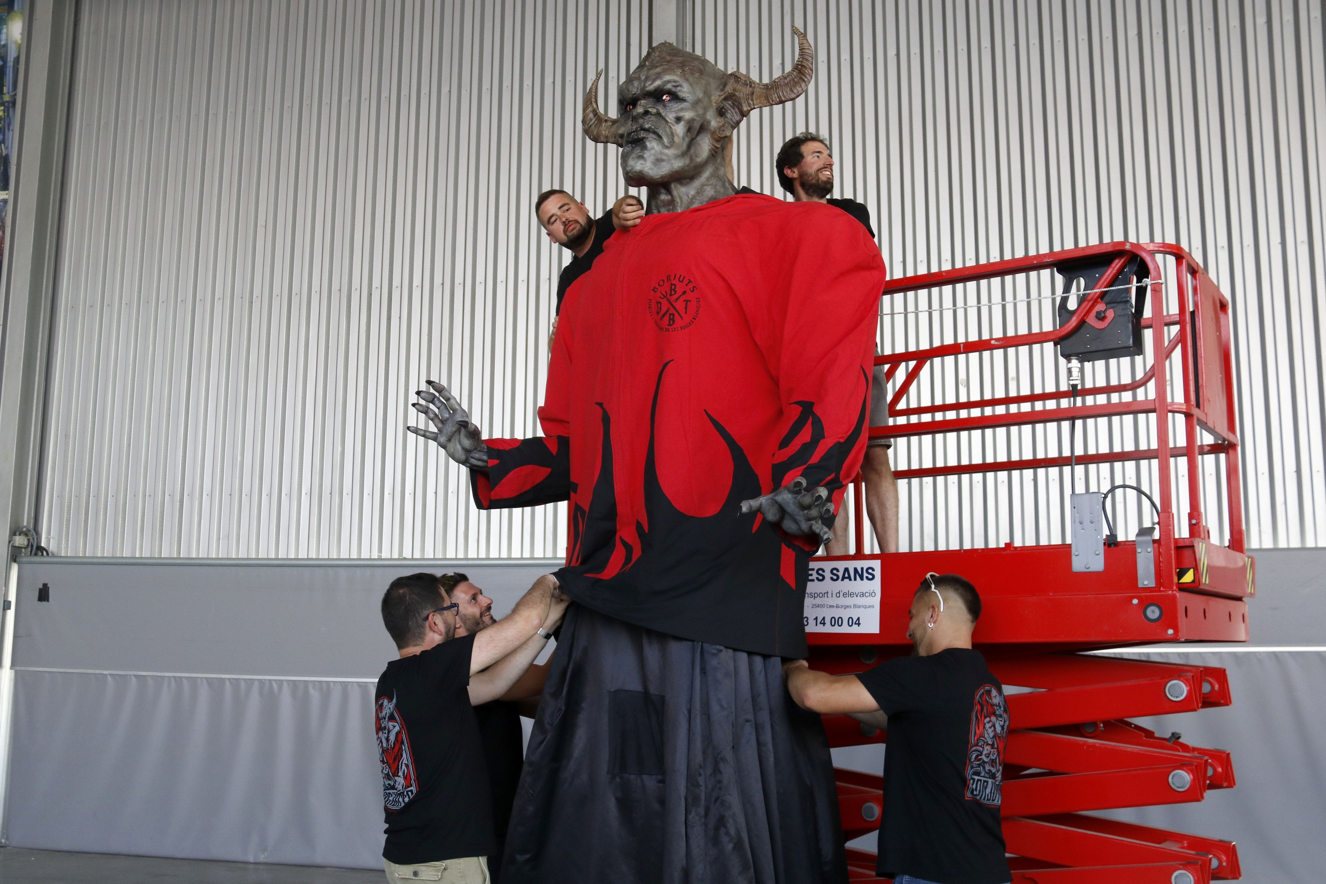 Miembros de la colla Borjuts poniendo a punto el nuevo gigante impreso en 3D Miembros de la colla Borjuts poniendo a punto el nuevo gigante impreso en 3D