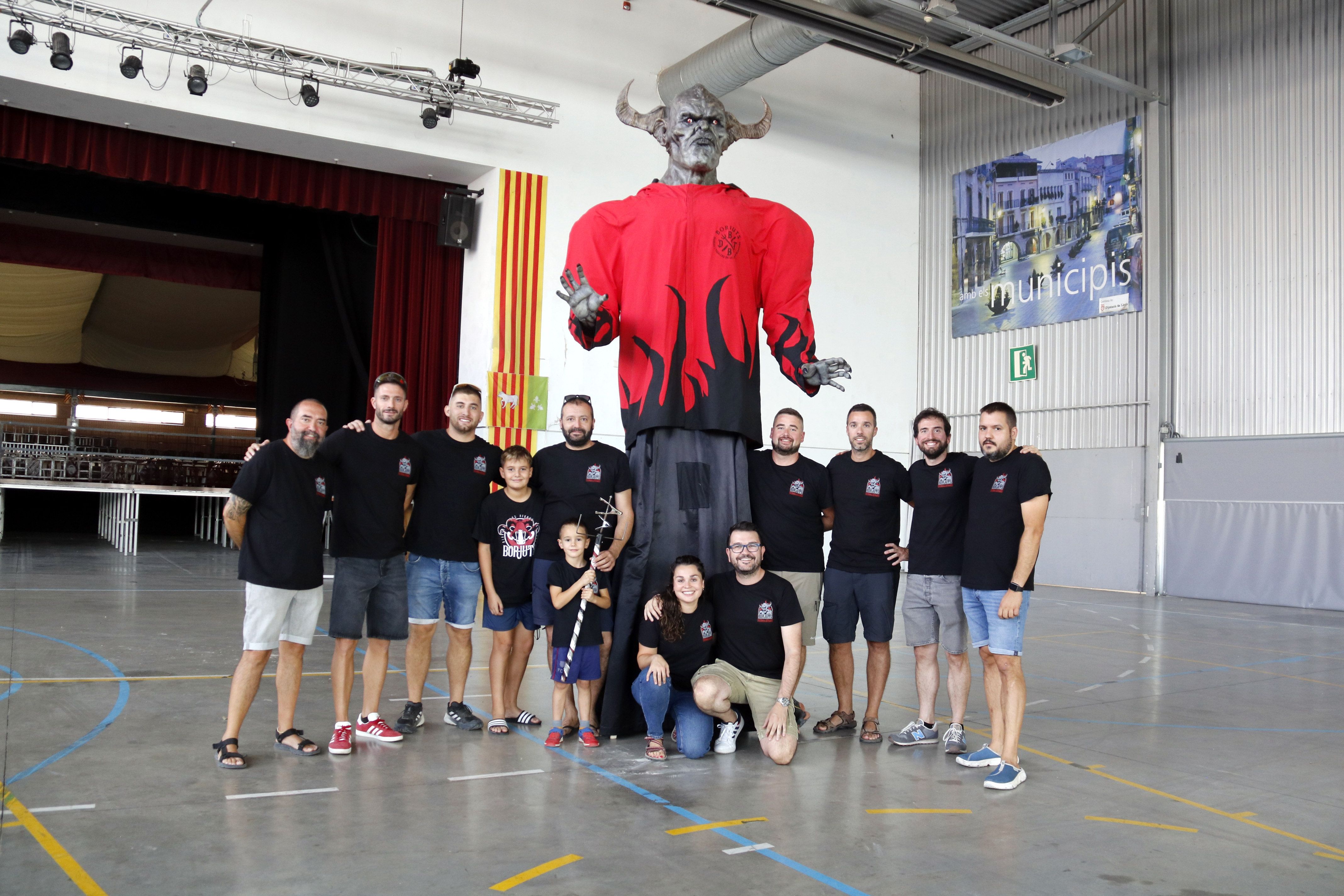 Miembros de la colla Borjuts de Les Borges Blanques con el nuevo gigante de la colla, el primero construido con impresión 3D de Cataluña Miembros de la colla Borjuts de Les Borges Blanques con el nuevo gigante de la colla, el primero construido con impresión 3D de Cataluña