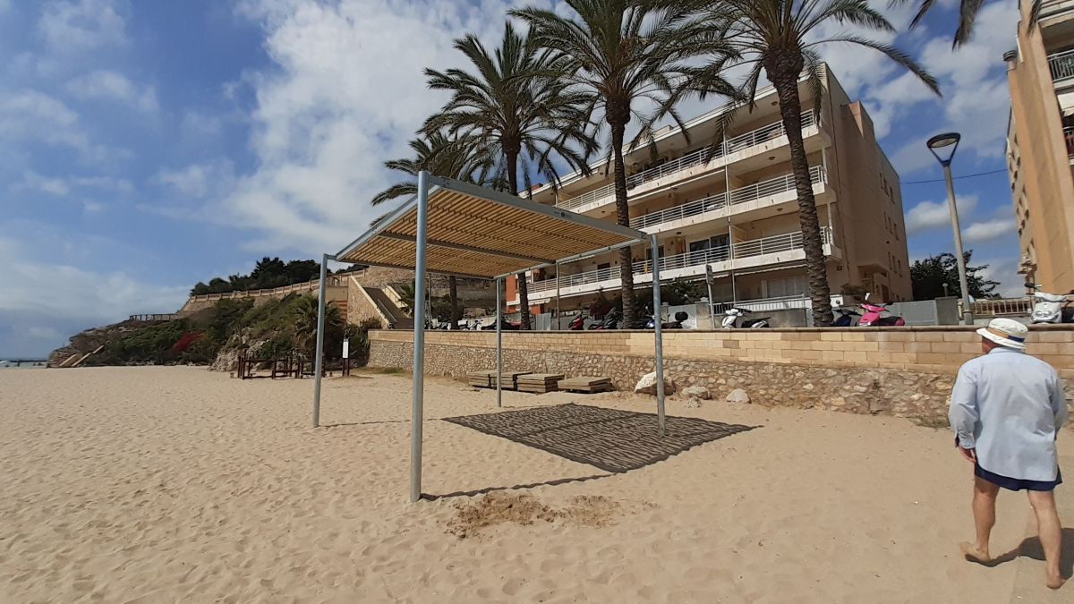 Nueva pèrgola en una platja de Vilanova i la Geltrú Nueva pèrgola en una platja de Vilanova i la Geltrú