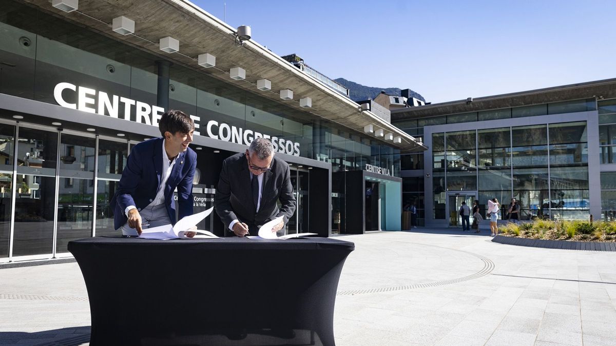El cònsol major d'Andorra la Vella, Sergi González, i el director general de FEDA, Albert Moles, després d'oficialitzar el conveni (2) El cònsol major d'Andorra la Vella, Sergi González, i el director general de FEDA, Albert Moles, després d'oficialitzar el conveni (2)