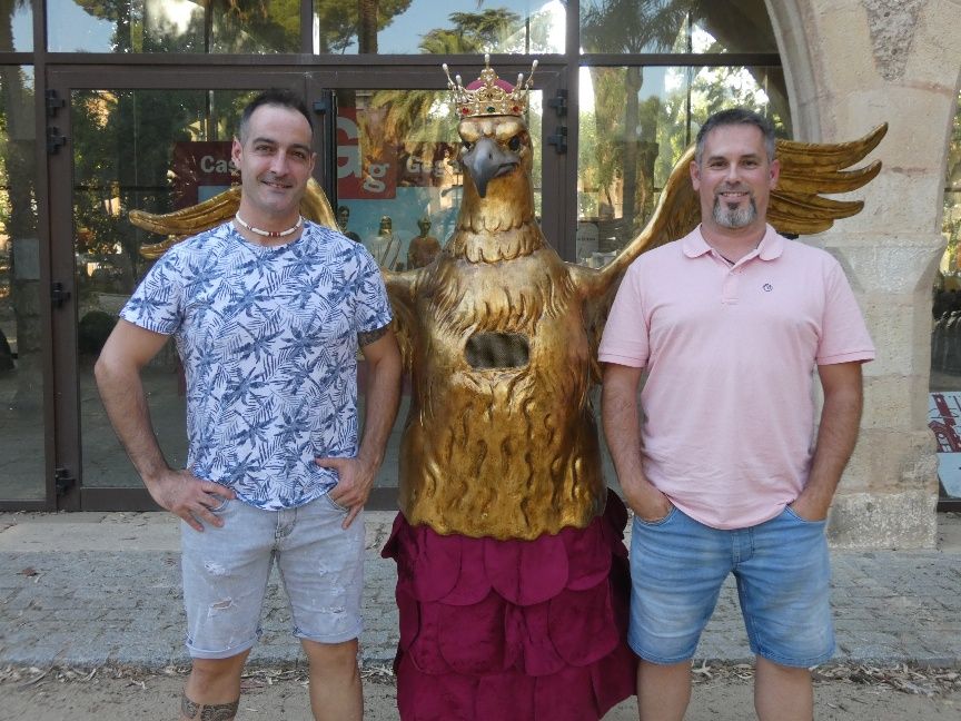 Marc Centelles (cap de colla) i Artur Llunart (portador de l'Àliga) amb l'Àliga a la Casa dels Gegants del Parc