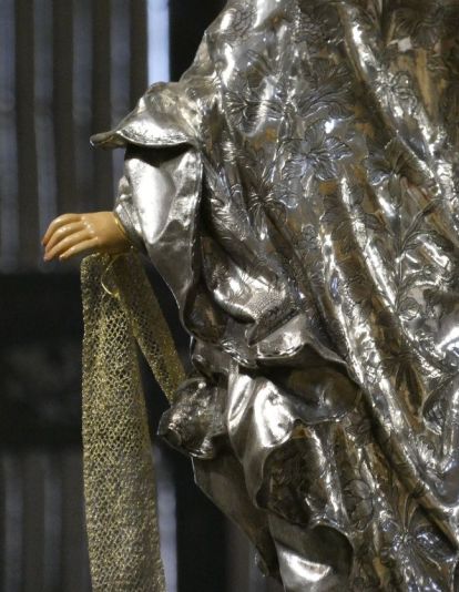 Detall de les clavellineres del vestit de la imatge de la Mare de Déu de la Cinta Detall de les clavellineres del vestit de la imatge de la Mare de Déu de la Cinta