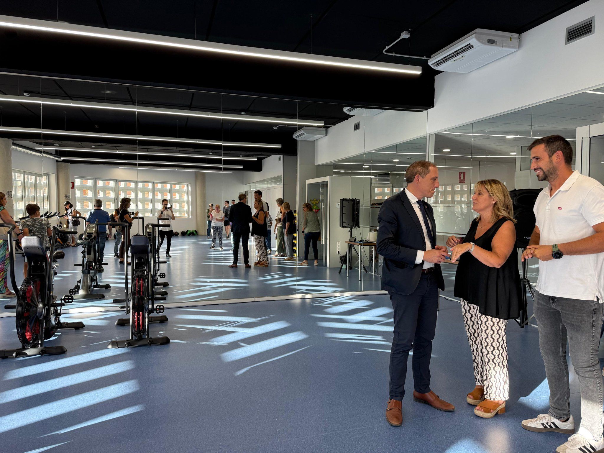 @jose_crespin / El subdelegado del Gobierno en Lleida, José Crespín, durante la inauguración del nuevo gimnasio en Aitona