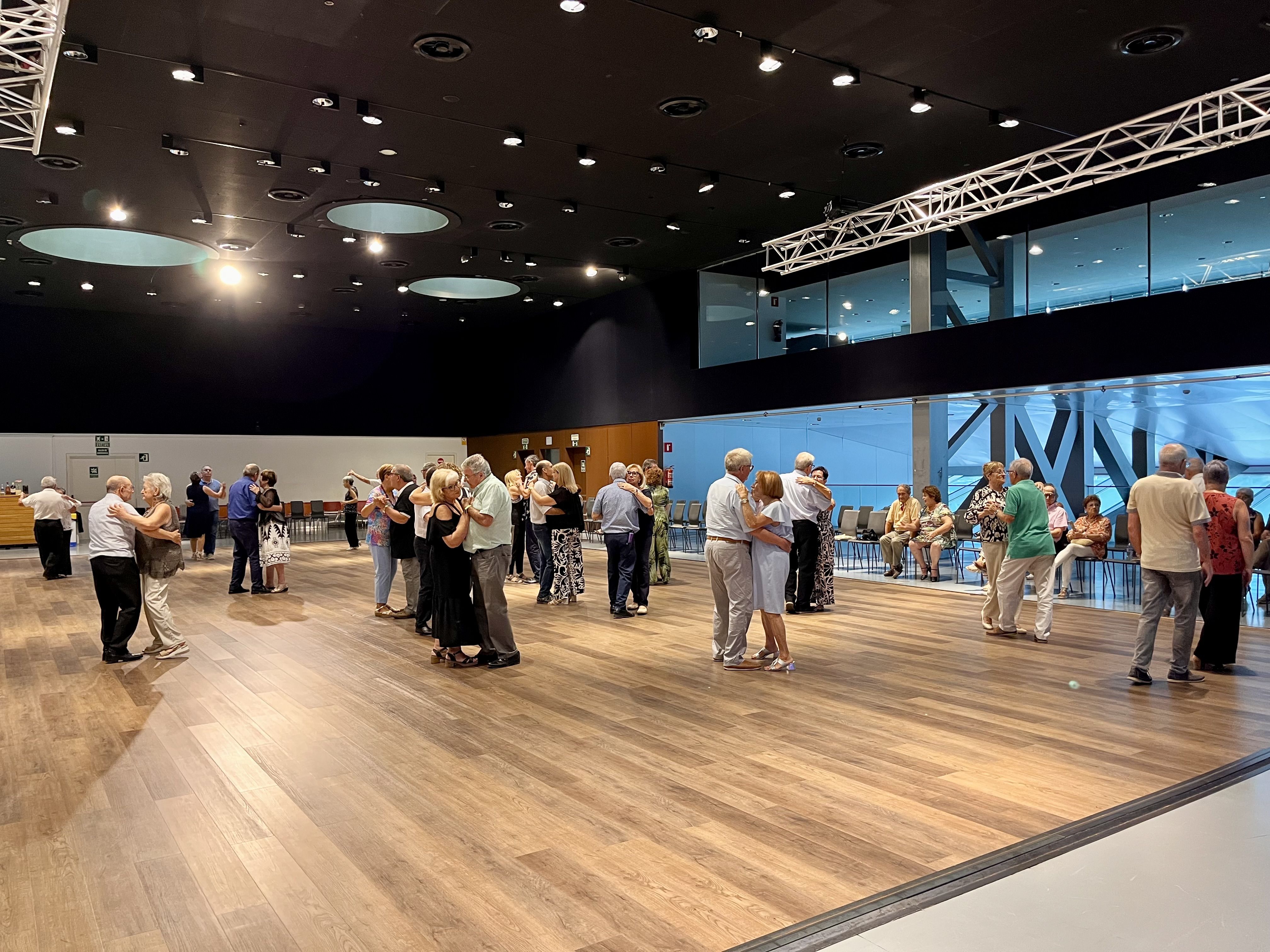 Séniors disfrutando de la nueva temporada de baile en la Llotja