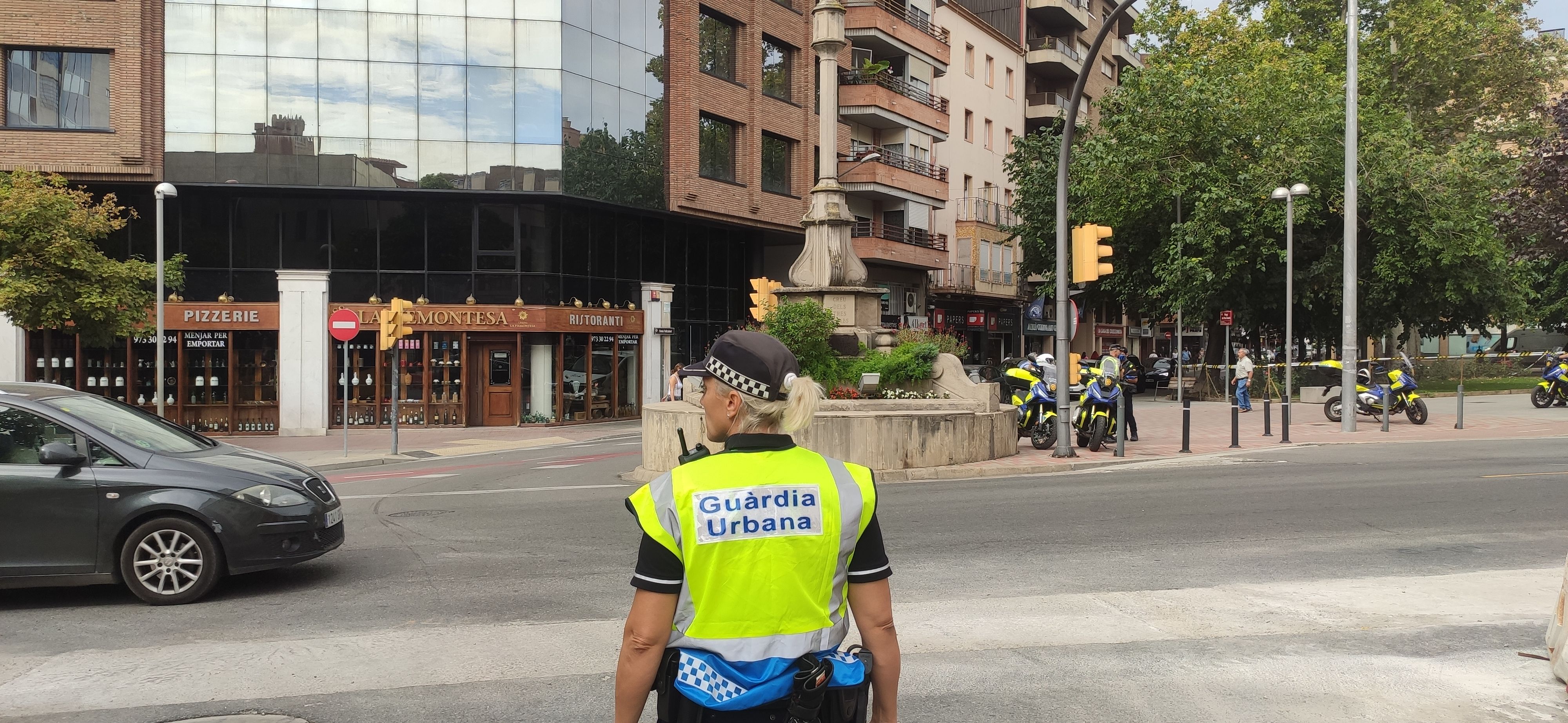 FOTO: D.h. / Una agente de la Guardia Urbana controla el tráfico en la avenida de Balmes
