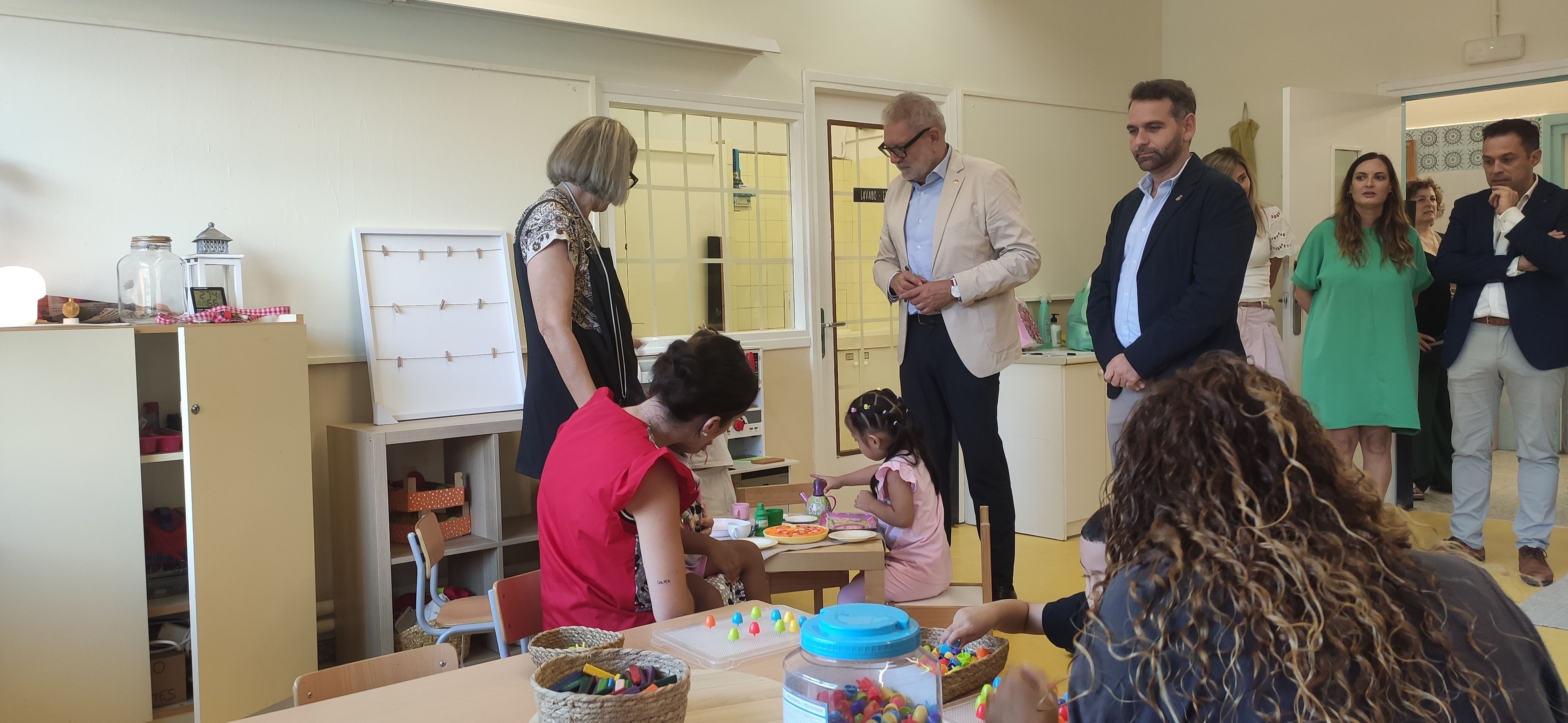 FOTO: D.H. / El alcalde de Lleida, Fèlix Larrosa, junto con el concejal Xavi Blanco, durante la visita de hoy a la Escuela Santa Maria de Gardeny