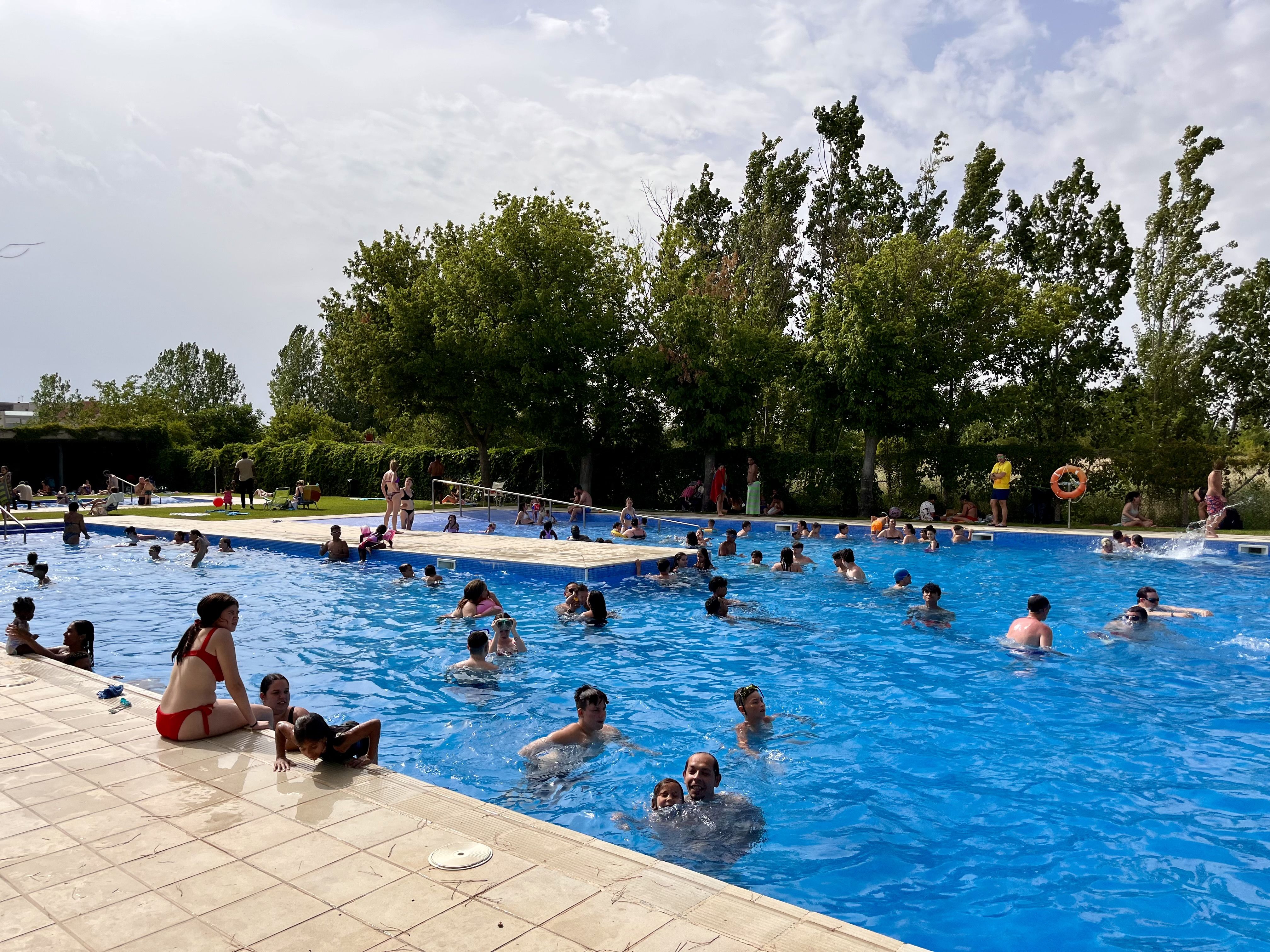 Las piscinas de Balàfia el primer día de apertura de la temporada