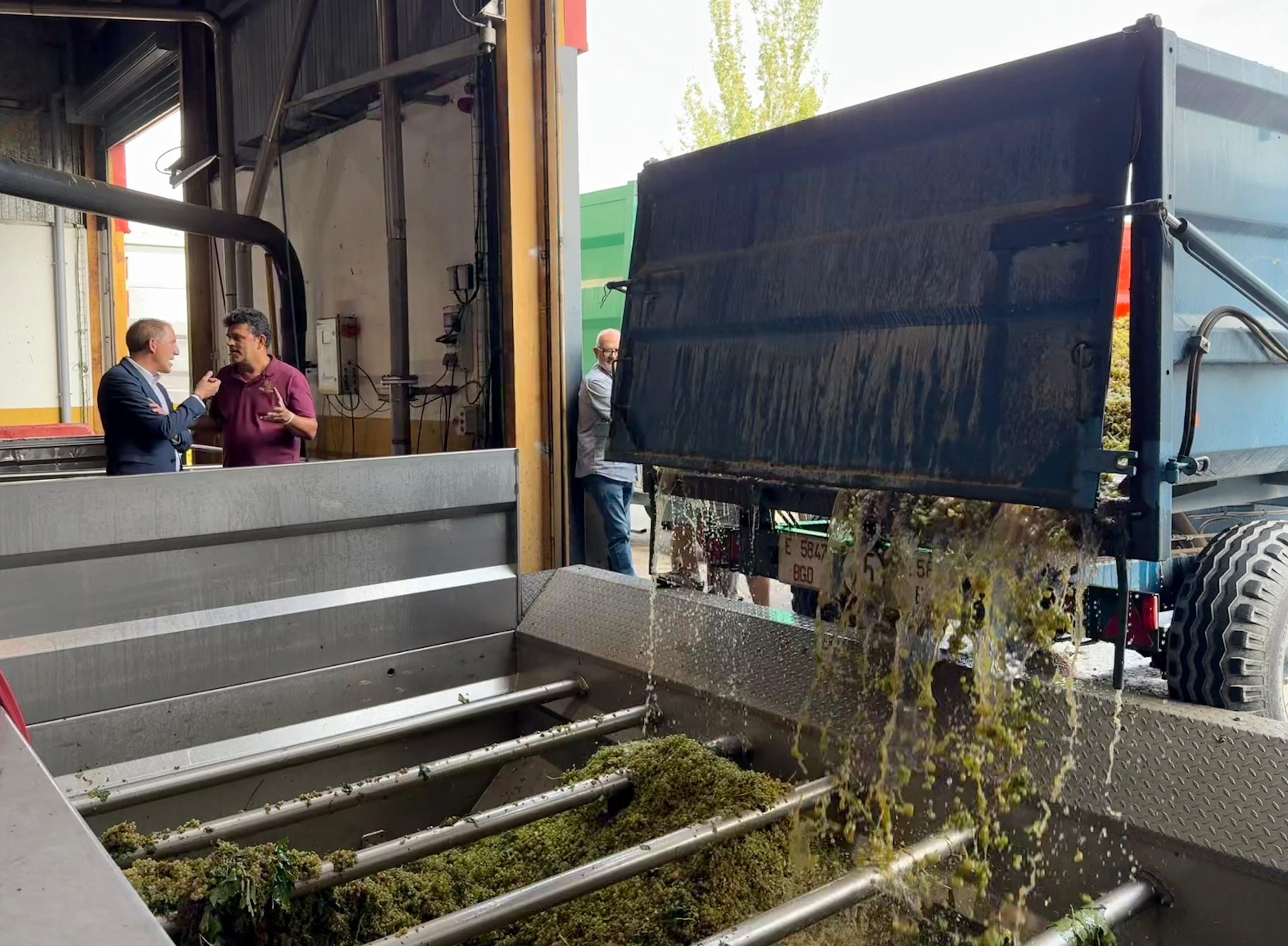 José Crespín visita la bodega Carviresa de Tàrrega