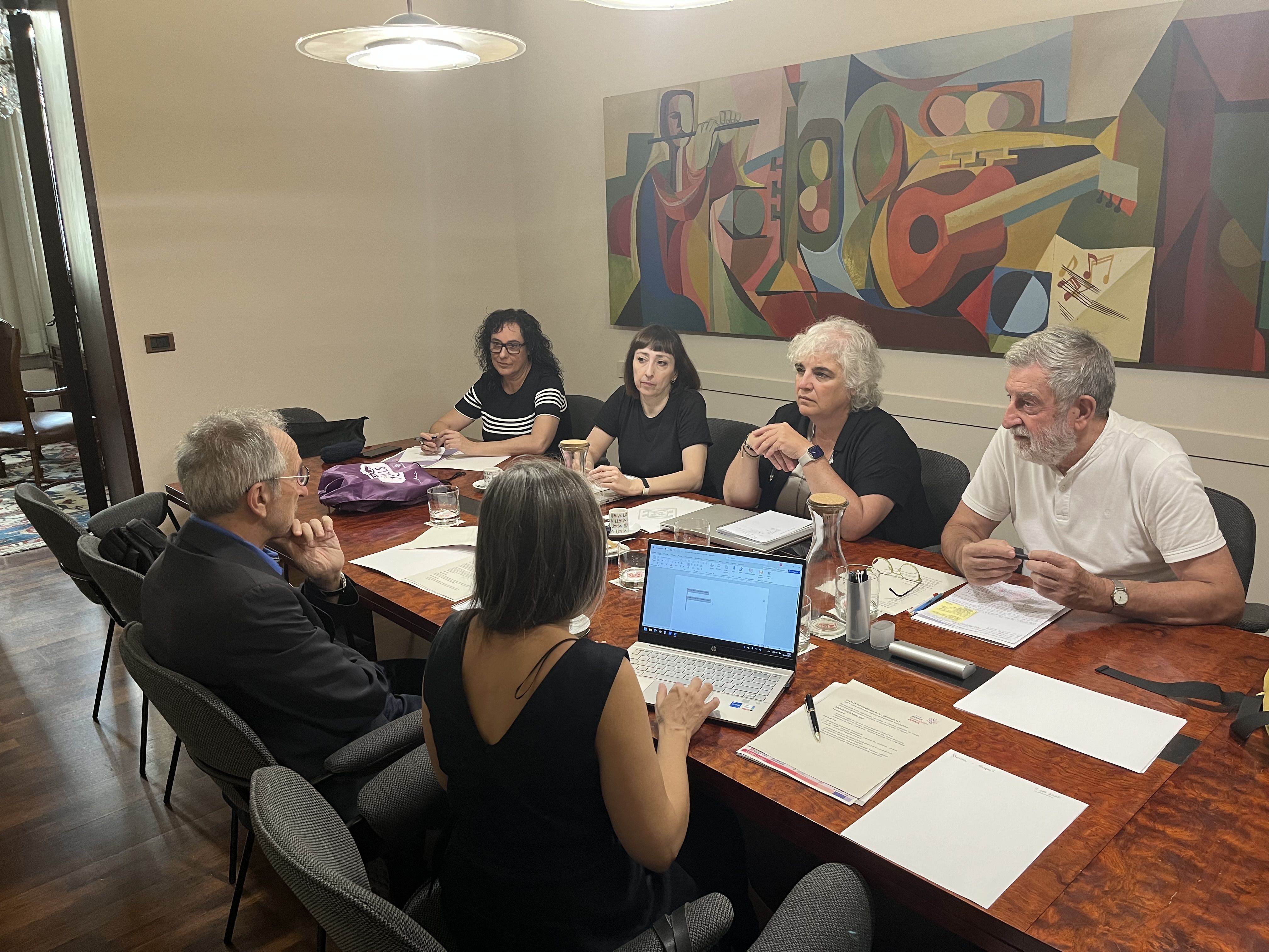 La 4ª teniente de alcalde y concejala de Políticas Feministas, Carme Valls, se ha reunido con el presidente de la Fundación Carles Pi i Sunyer, Josep Mayoral, y el director de la Cátedra Unesco, Josep M. Llop