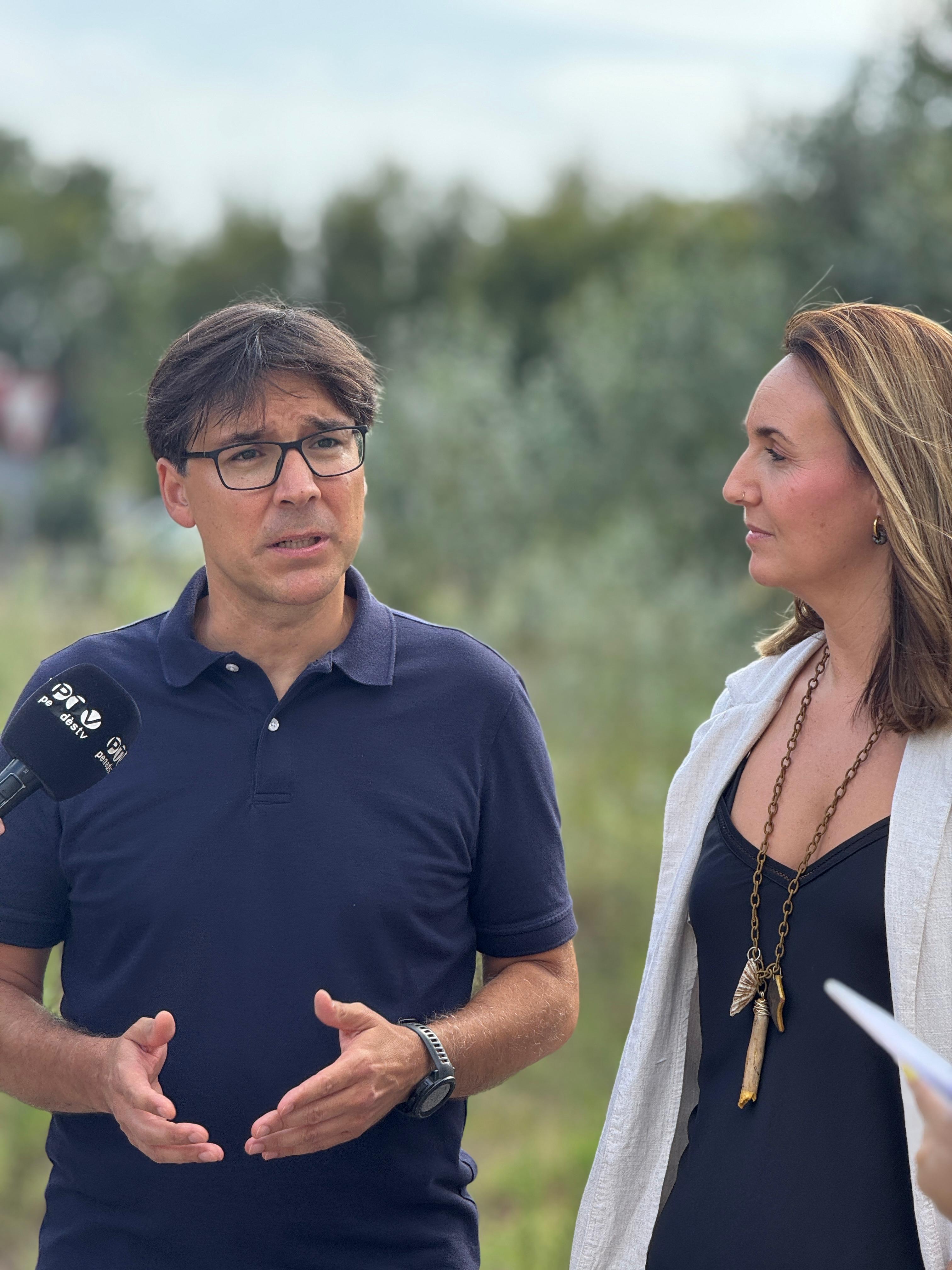 L’alcaldessa de Santa Margarida i els Monjos, Esther Marmaneu, i el regidor d’Espai públic i Transició ecològica de l’Ajuntament de Vilafranca, Miquel Medialdea 1