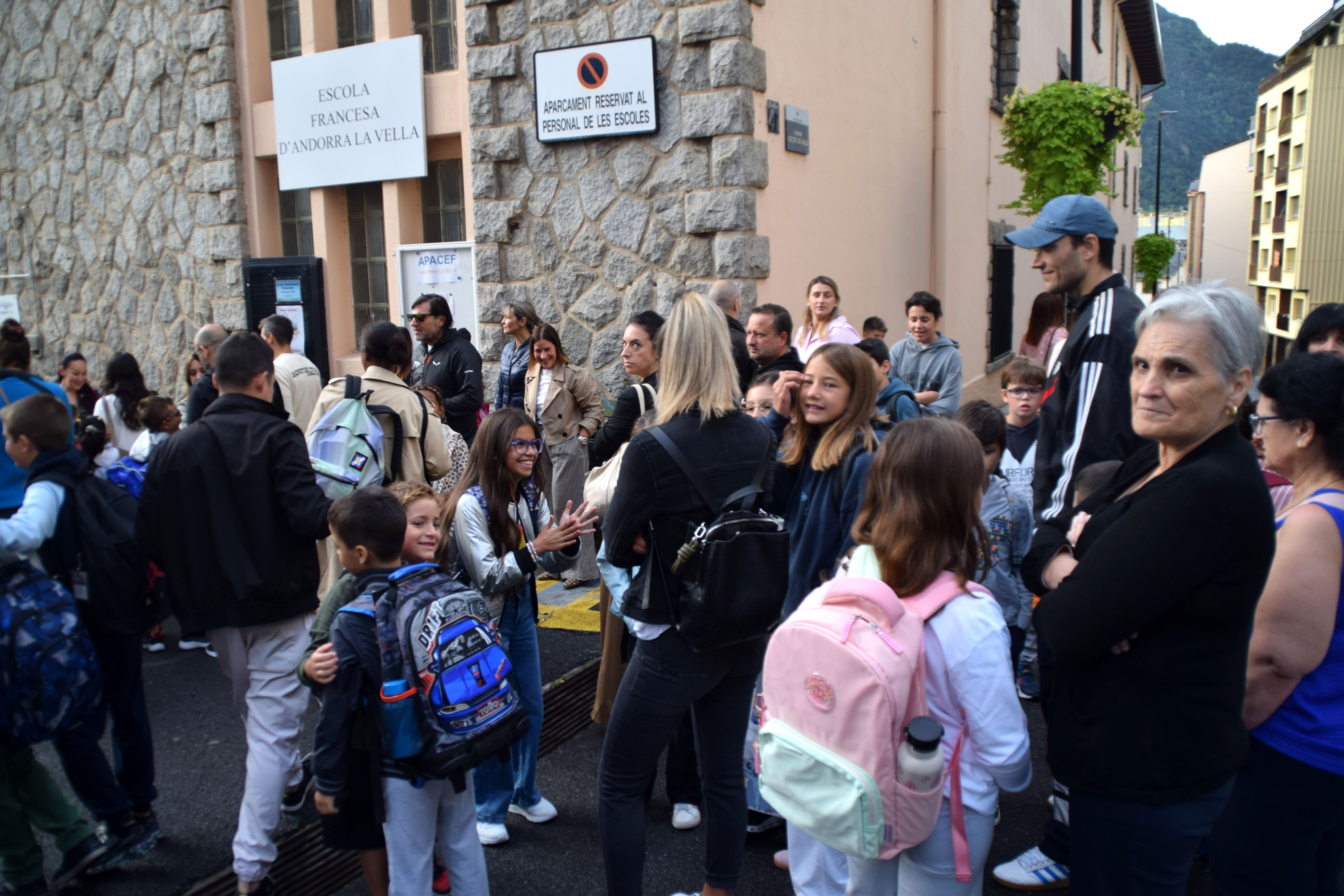 Familias y alumnos esperando en la calle antes de que abran las puertas de la Escuela Francesa de Ciutat de Valls | FOTO: R.S. (ANA)