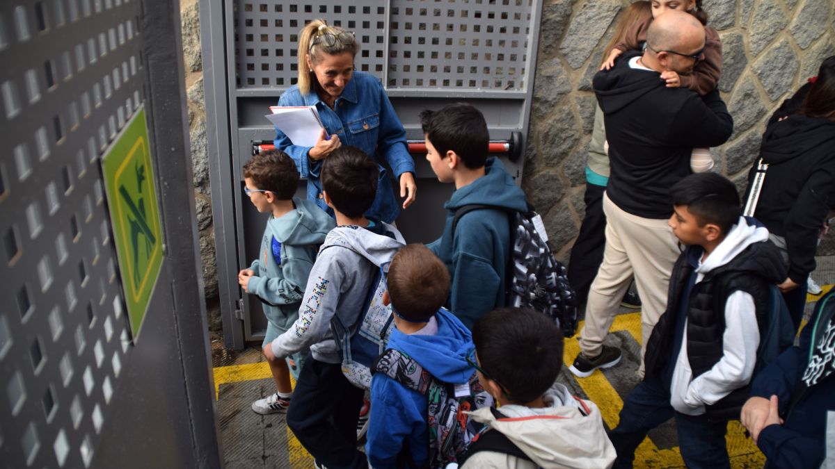 Un grupo de alumnos entrando en la escuela el primer día del curso en Andorra la Vella