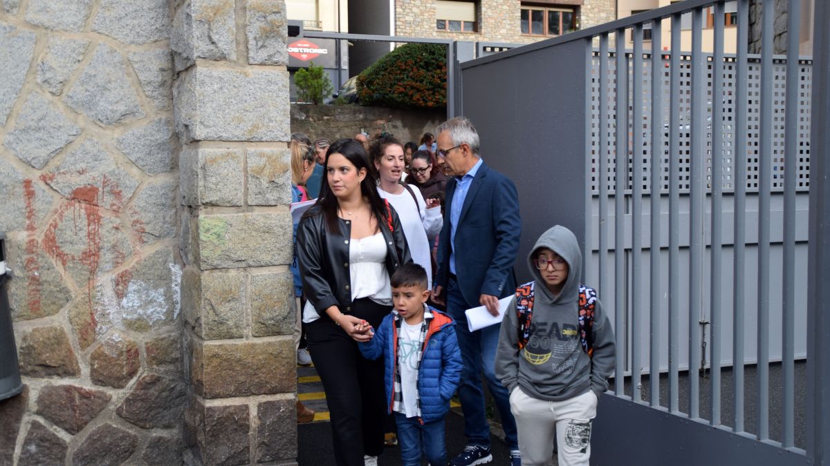 Unos niños entrando en la Escuela Francesa de Ciutat de Valls el primer día de curso en Andorra