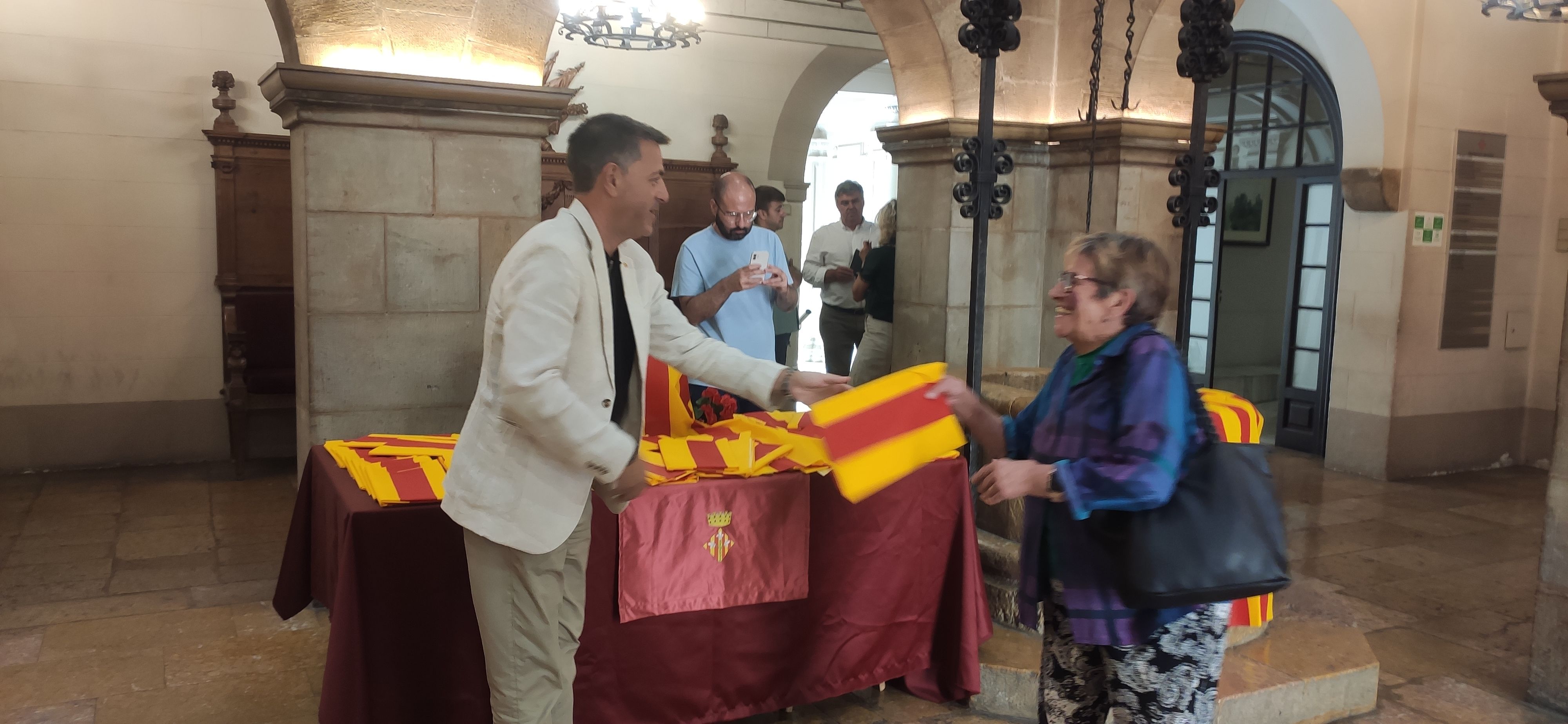 FOTO: D.H. / La Paeria de Lleida hace entrega de una bandera a una leridana