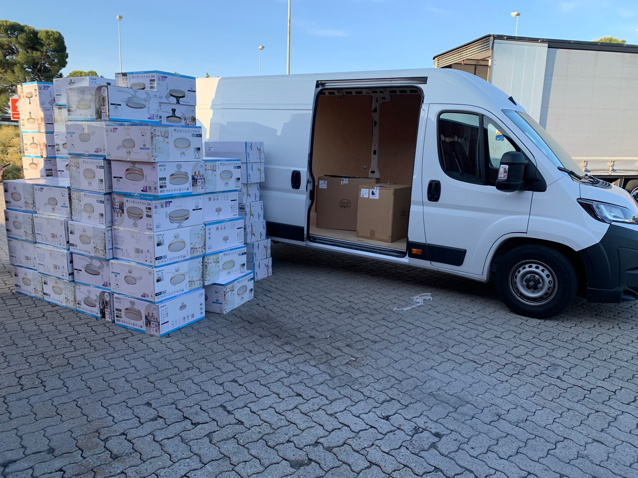 Pilas de cajas con ventiladores de techo sustraídos de un camión en Les Garrigues y recuperados por los Mossos d'Esquadra