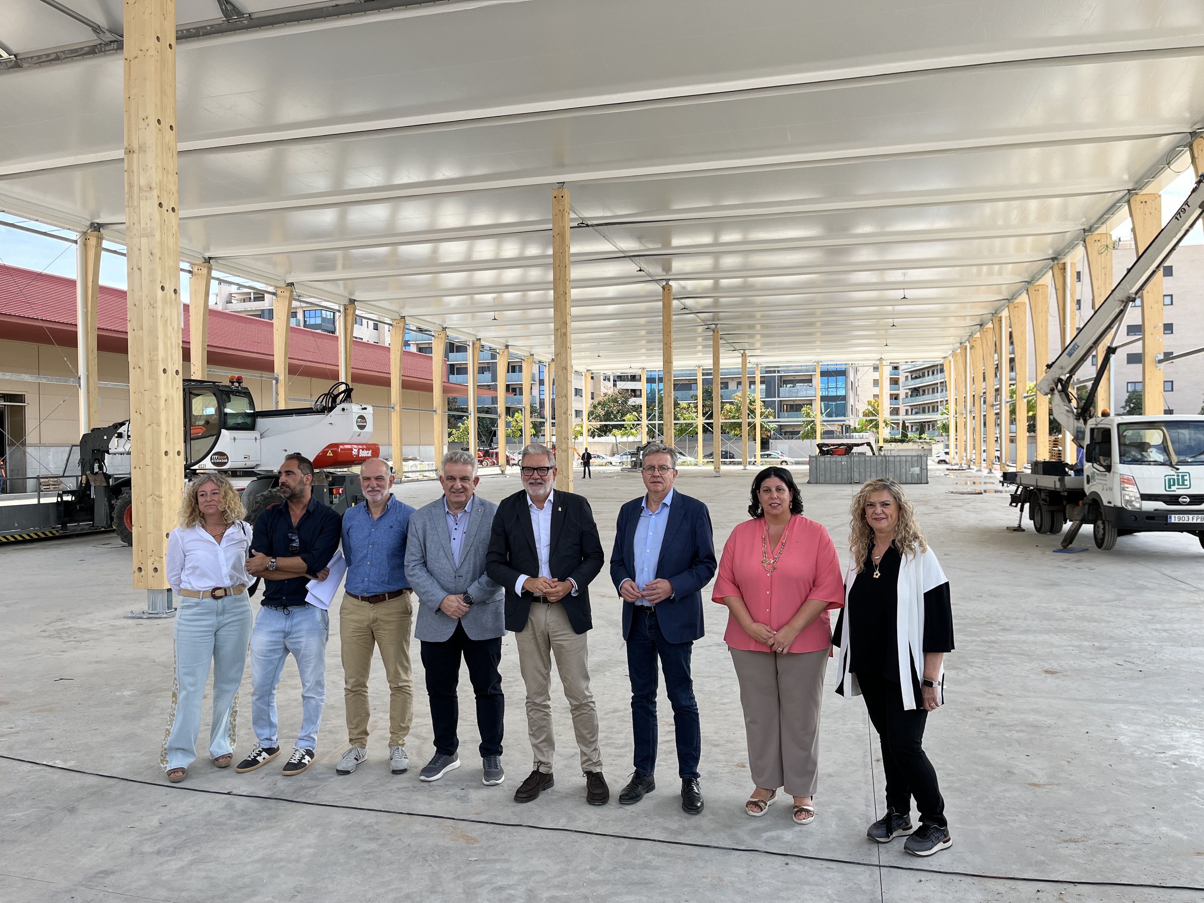 Els representants de les institucions, de Fira de Lleida i de l'empresa adjudicatària, ahir a les obres