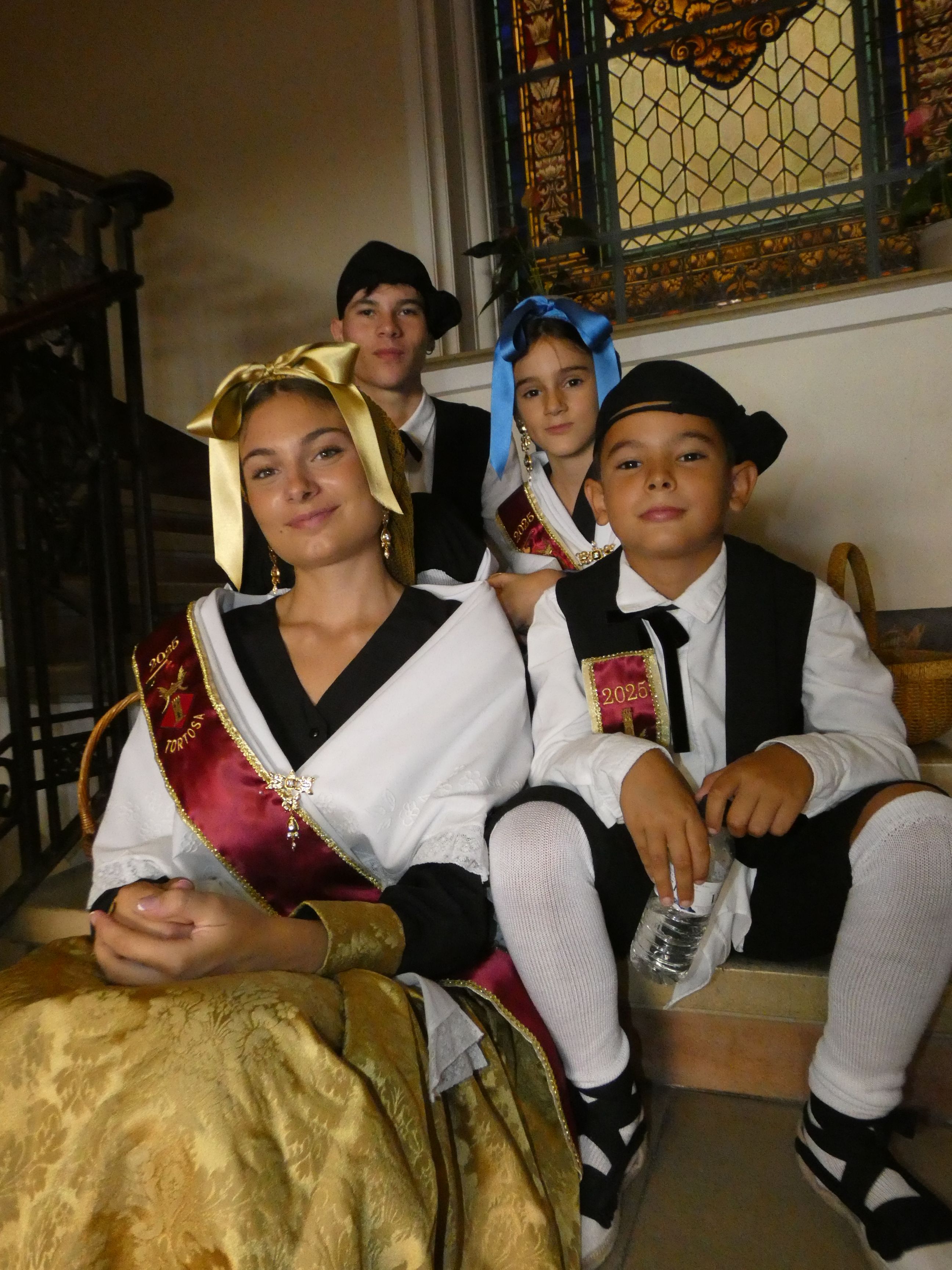 La reina de Festes, hereu major, reina infantil i hereu major infantil repartint el panoli a l'Ajuntament La reina de Festes, hereu major, reina infantil i hereu major infantil repartint el panoli a l'Ajuntament