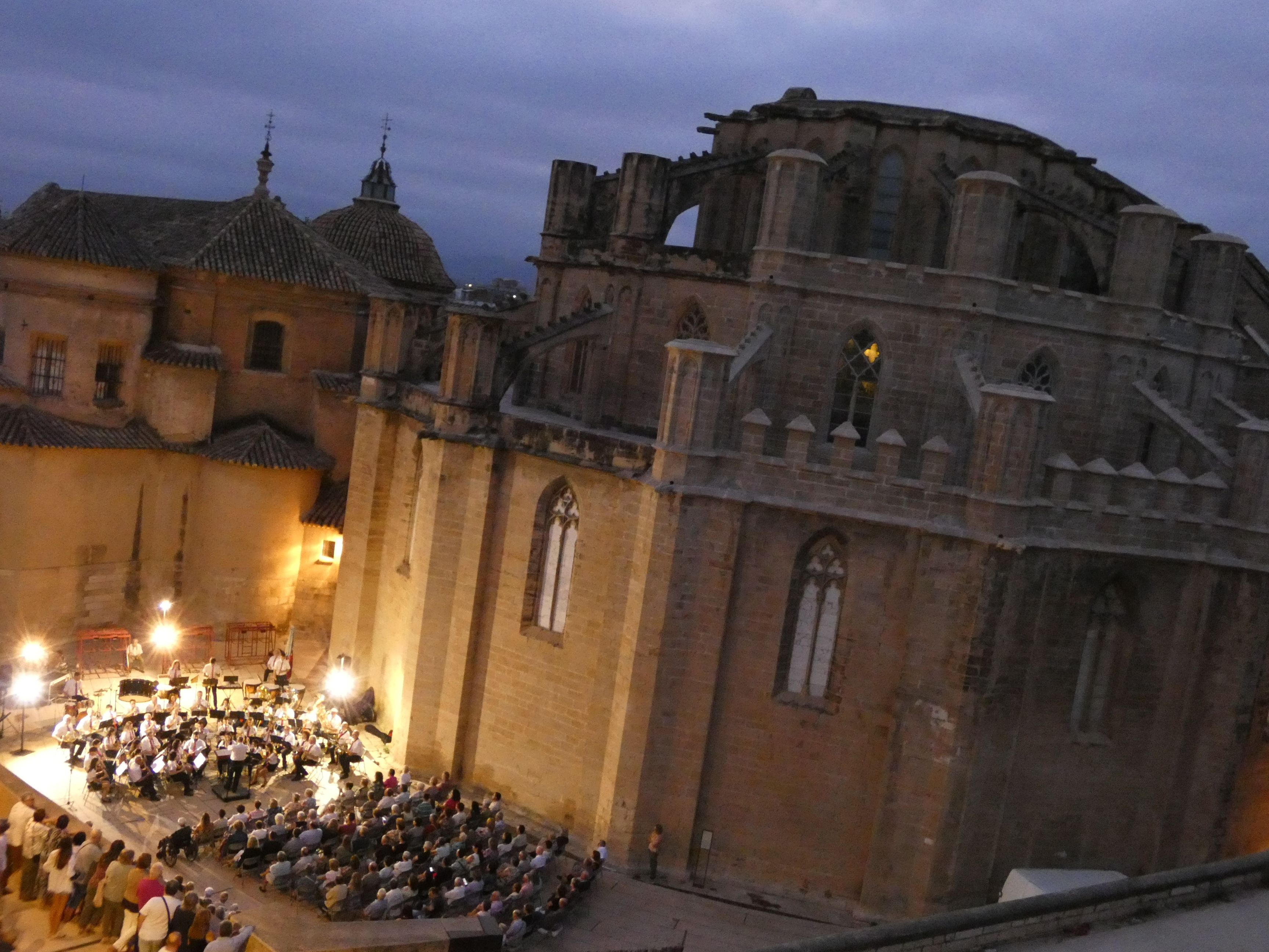 Vista panoràmica del concert de la Banda a la plaça de l'Absis Vista panoràmica del concert de la Banda a la plaça de l'Absis