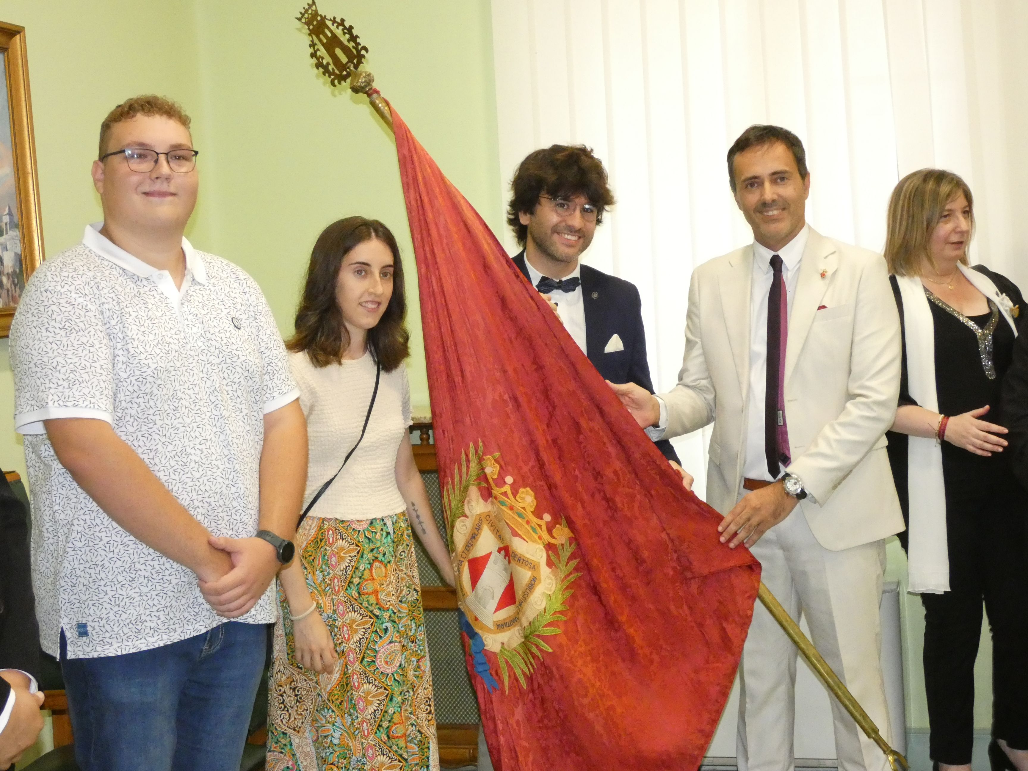 Lliurament de la Bandera de la Ciutat a l'Associació dels Amics dels Castells pel seu 30è aniversari Lliurament de la Bandera de la Ciutat a l'Associació dels Amics dels Castells pel seu 30è aniversari