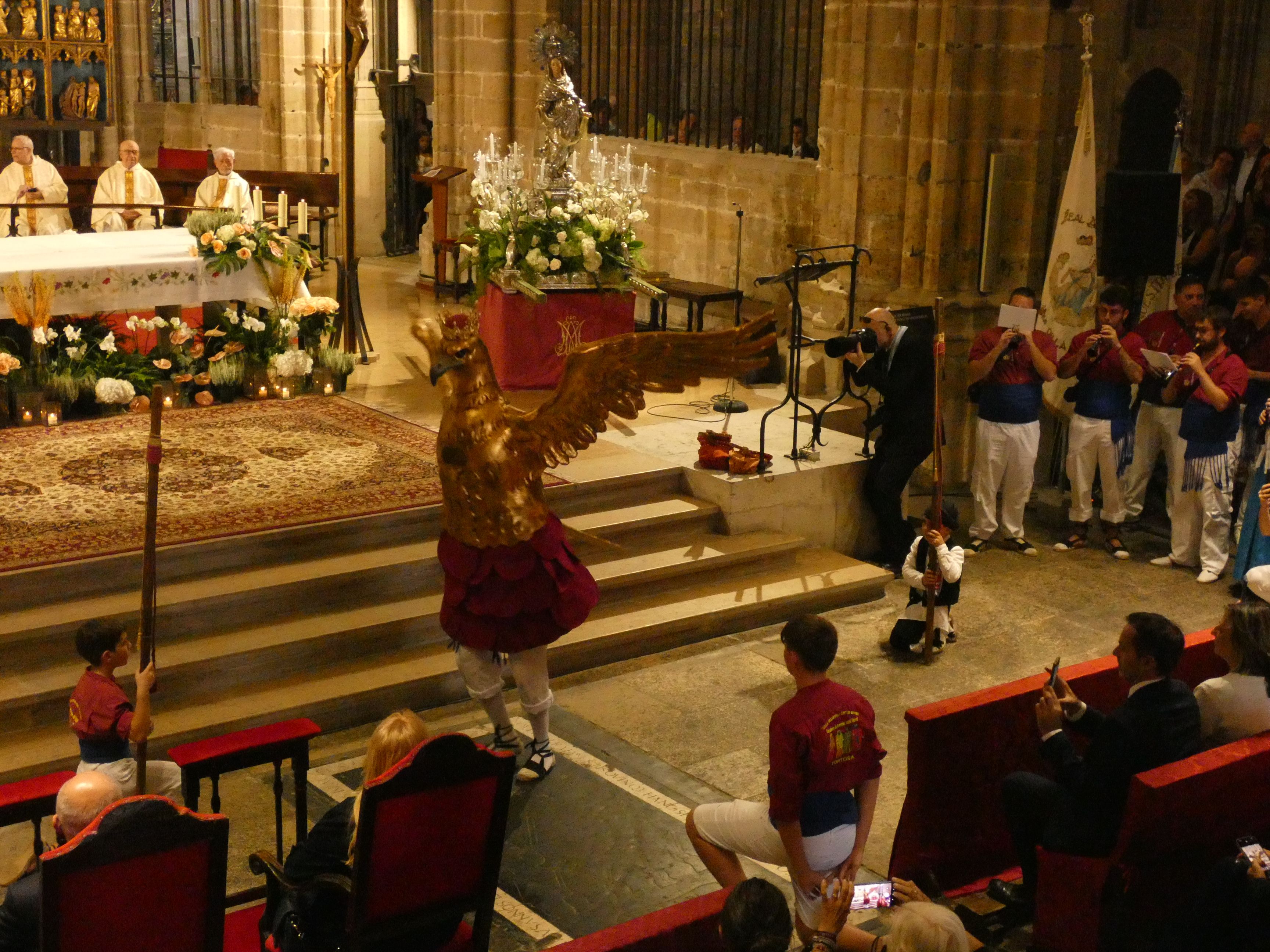 Ball de l'Àliga a l'Altar Major de la Catedral Ball de l'Àliga a l'Altar Major de la Catedral