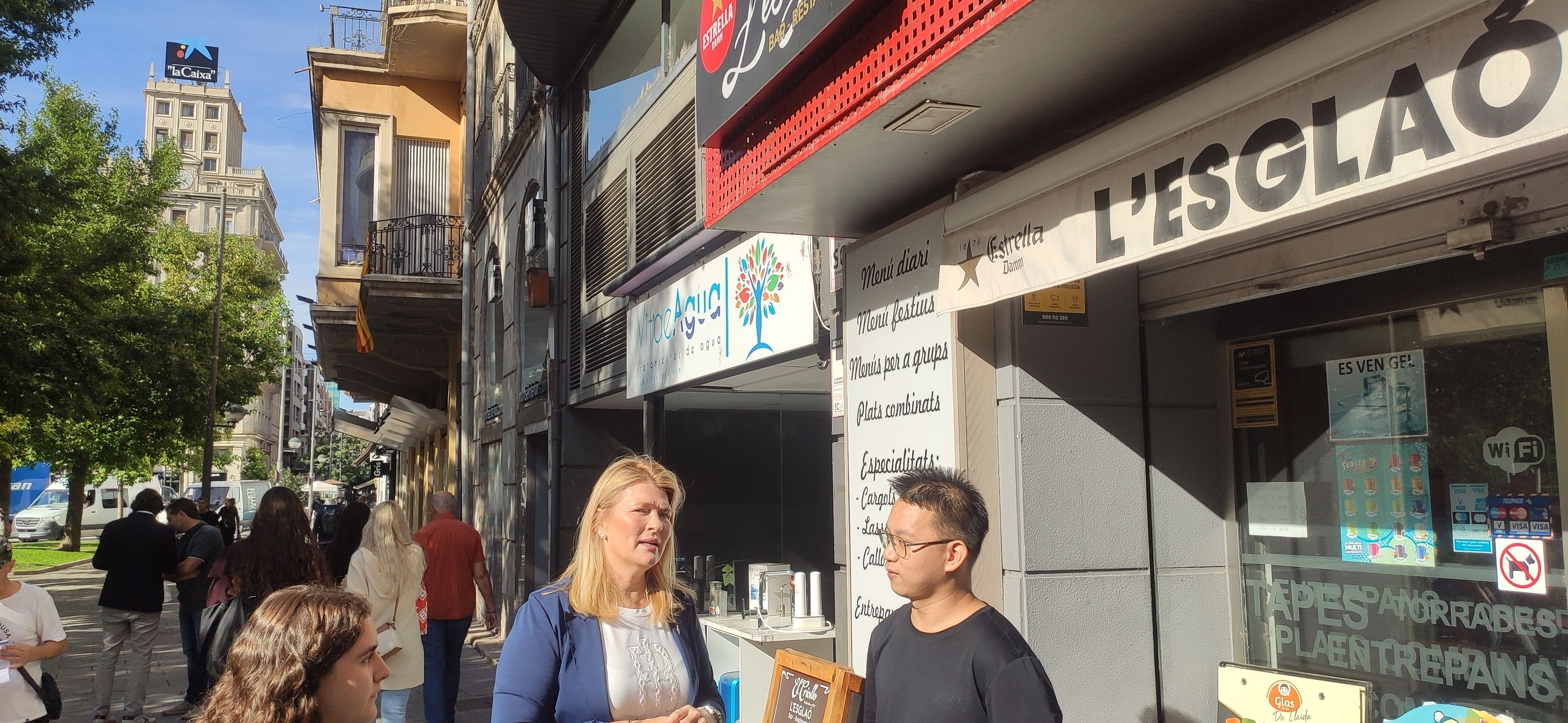 FOTO: D.H. / La tinenta d'alcalde, Begoña Iglesias, parla sobre la nova campanya amb el propietari del bar l'Esglaó