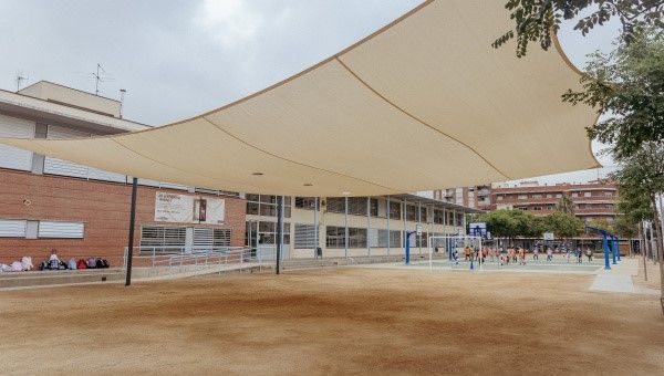 Toldos instalados en una escuela de El Prat de Llobregat