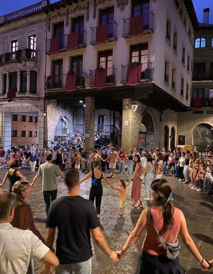 La plaça Major acull tres ballades de sardanes