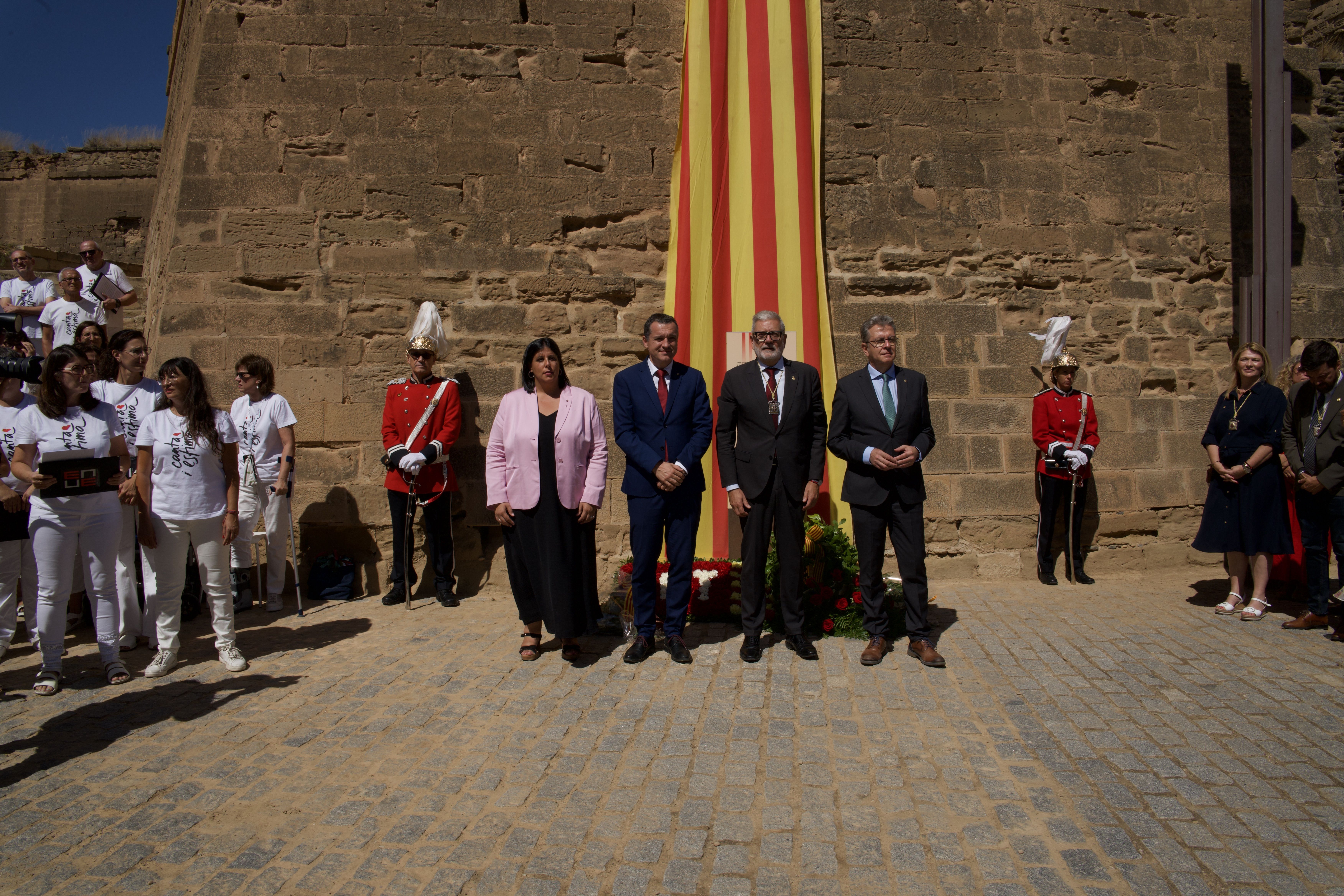 L'alcalde, Fèlix Larrosa, el conseller d'Agricultura, Ramaderia, Pesca i Alimentació de la Generalitat, Òscar Ordeig, el president de la Diputació, Joan Talarn, i la delegada territorial del Govern, Núria Gil, durant l'ofrena floral
